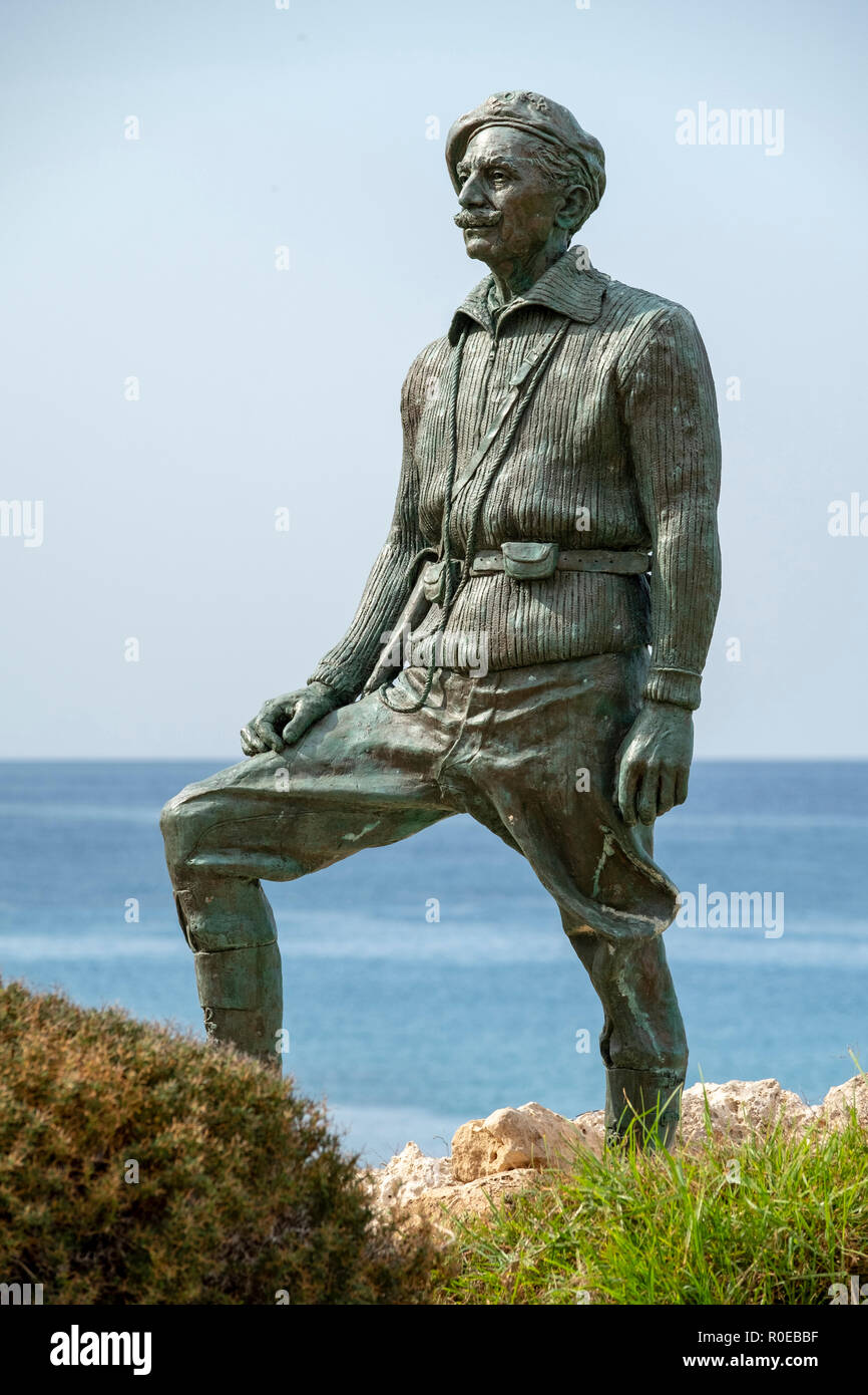 Die Statue von General George Grivas-Dhigenis Führer des Befreiungskampfes der EOKA den Jahren 1955-59 an der Küste in Chlorakas, Paphos, Zypern. Stockfoto