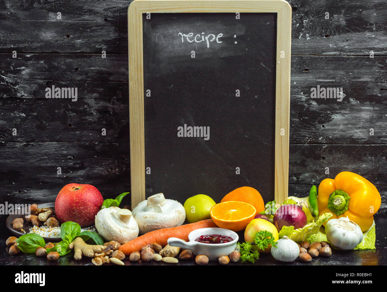 Tafel, Kreide und viel Obst, Gemüse und Kräuter, ein Ort, um Ihr eigenes Menü oder ein Rezept zu schreiben Stockfoto