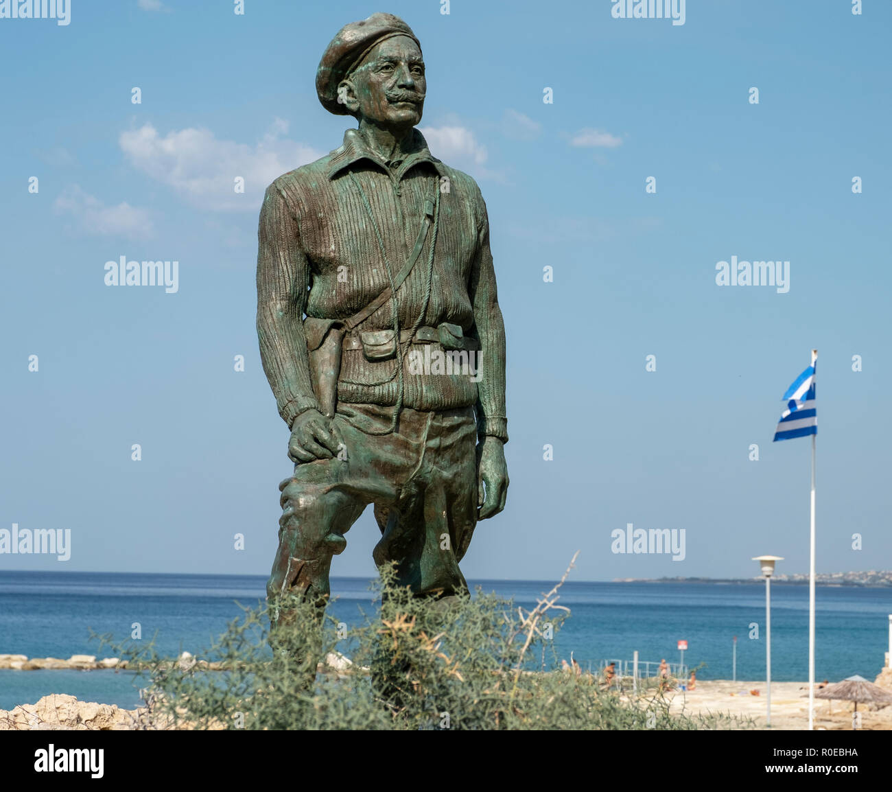 Die Statue von General George Grivas-Dhigenis Führer des Befreiungskampfes der EOKA den Jahren 1955-59 an der Küste in Chlorakas, Paphos, Zypern. Stockfoto