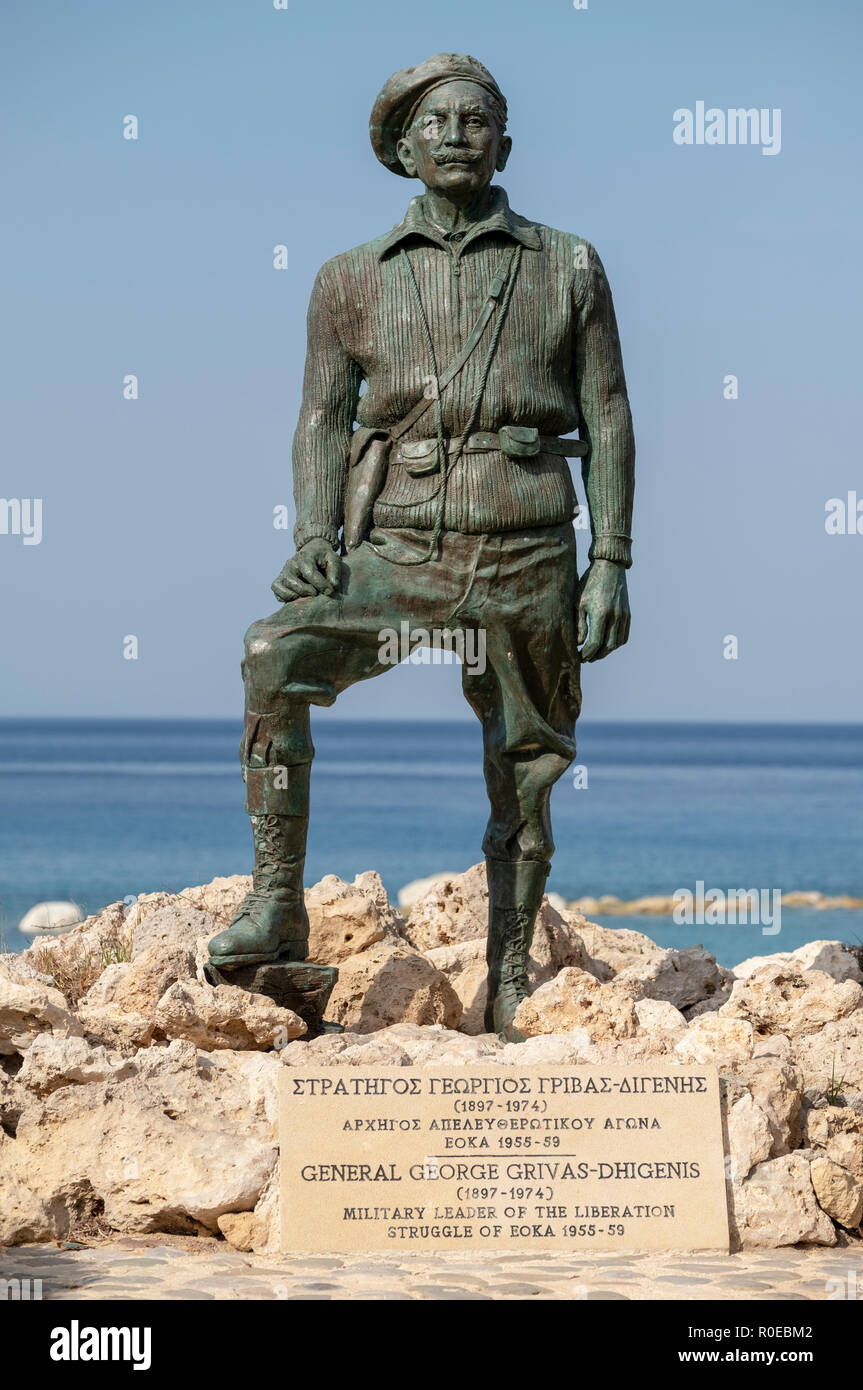 Die Statue von General George Grivas-Dhigenis Führer des Befreiungskampfes der EOKA den Jahren 1955-59 an der Küste in Chlorakas, Paphos, Zypern. Stockfoto