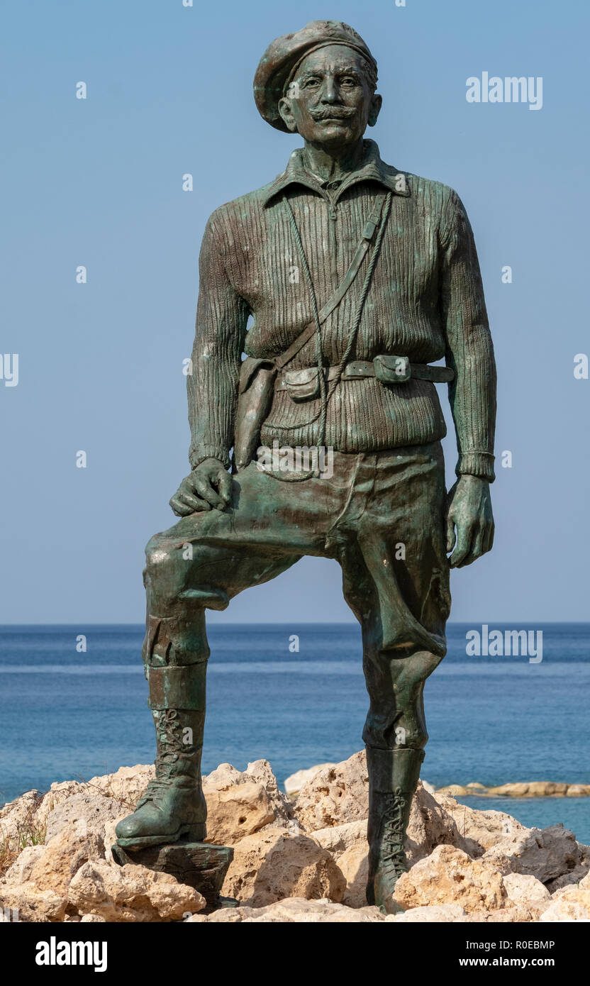 Die Statue von General George Grivas-Dhigenis Führer des Befreiungskampfes der EOKA den Jahren 1955-59 an der Küste in Chlorakas, Paphos, Zypern. Stockfoto