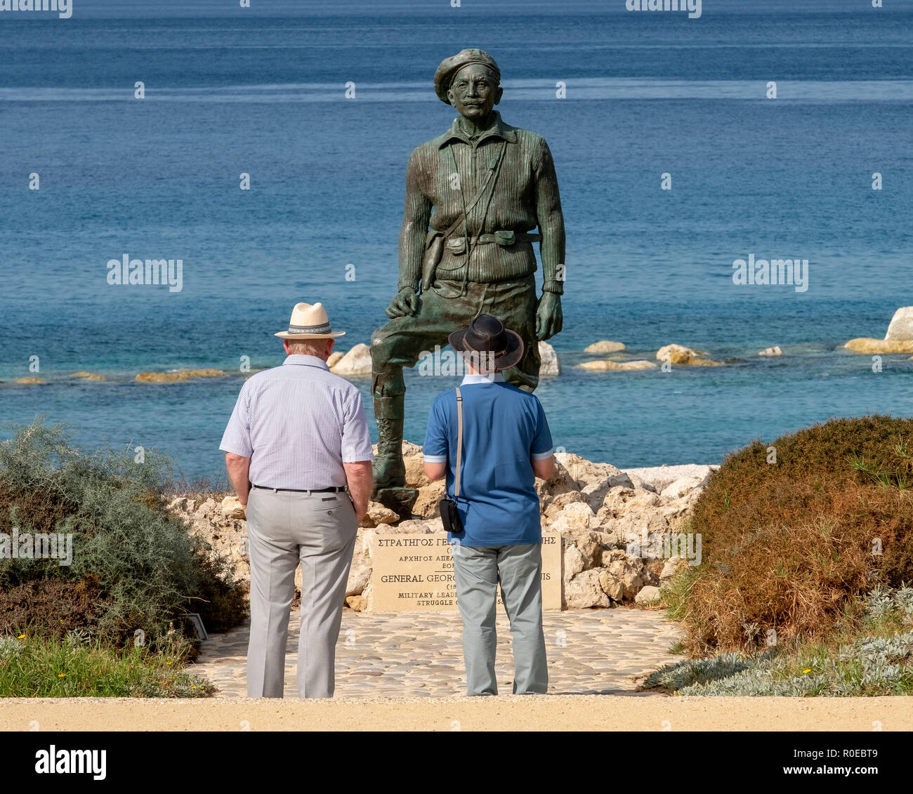 Die Statue von General George Grivas-Dhigenis Führer des Befreiungskampfes der EOKA den Jahren 1955-59 an der Küste in Chlorakas, Paphos, Zypern. Stockfoto