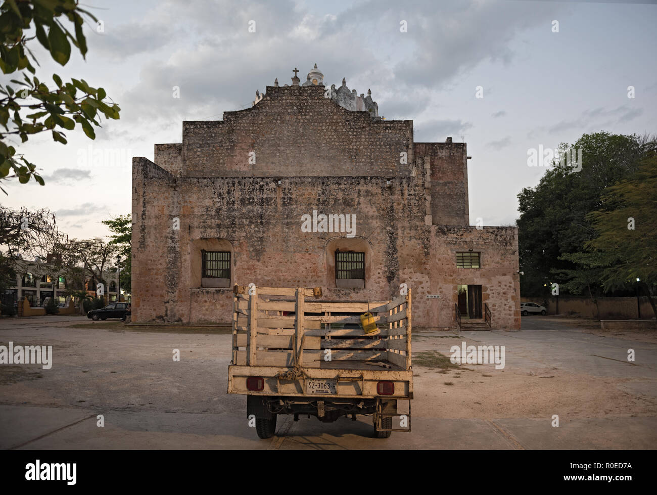 Kleiner Lkw hinter der Kathedrale de San Gervasio in der Altstadt von Valladolid, Yucatan, Mexiko. Stockfoto