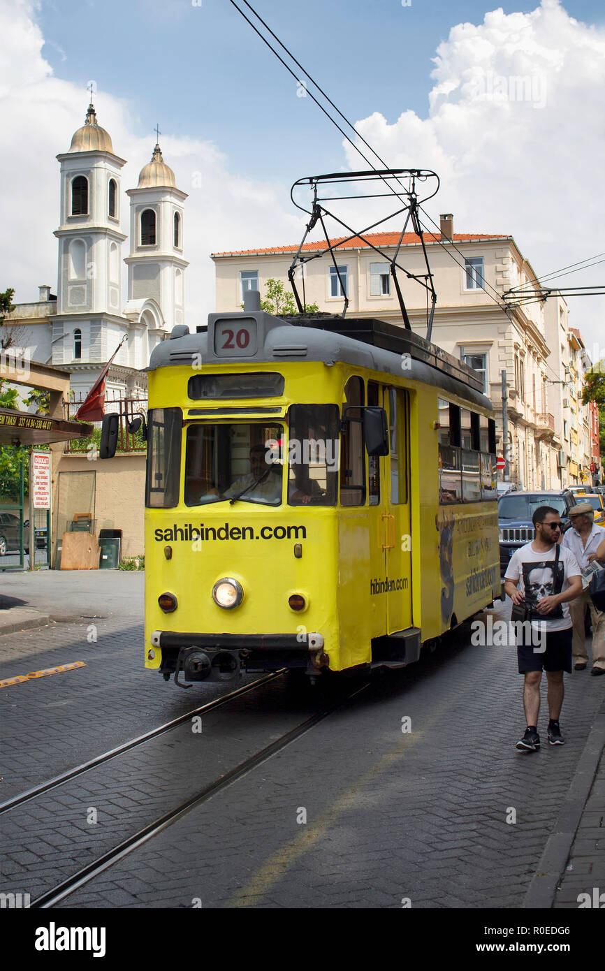 Alte, historische Straßenbahn in Moda Viertel von Istanbul, auf der asiatischen Seite. Stockfoto