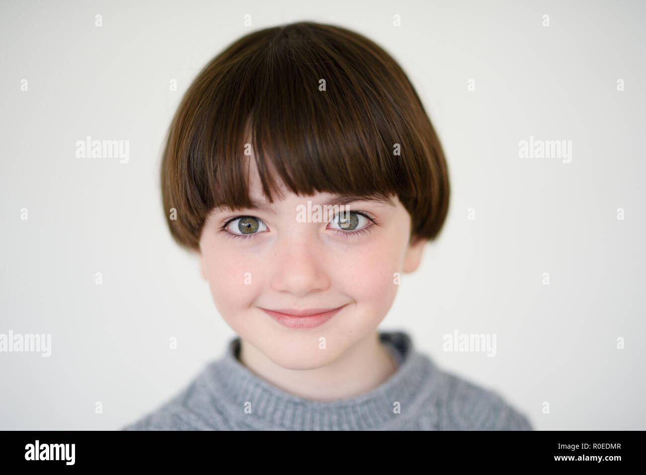Portrait von sehr schönen Lächeln wenig kaukasischen Jungen in graue Wollpullover Stockfoto