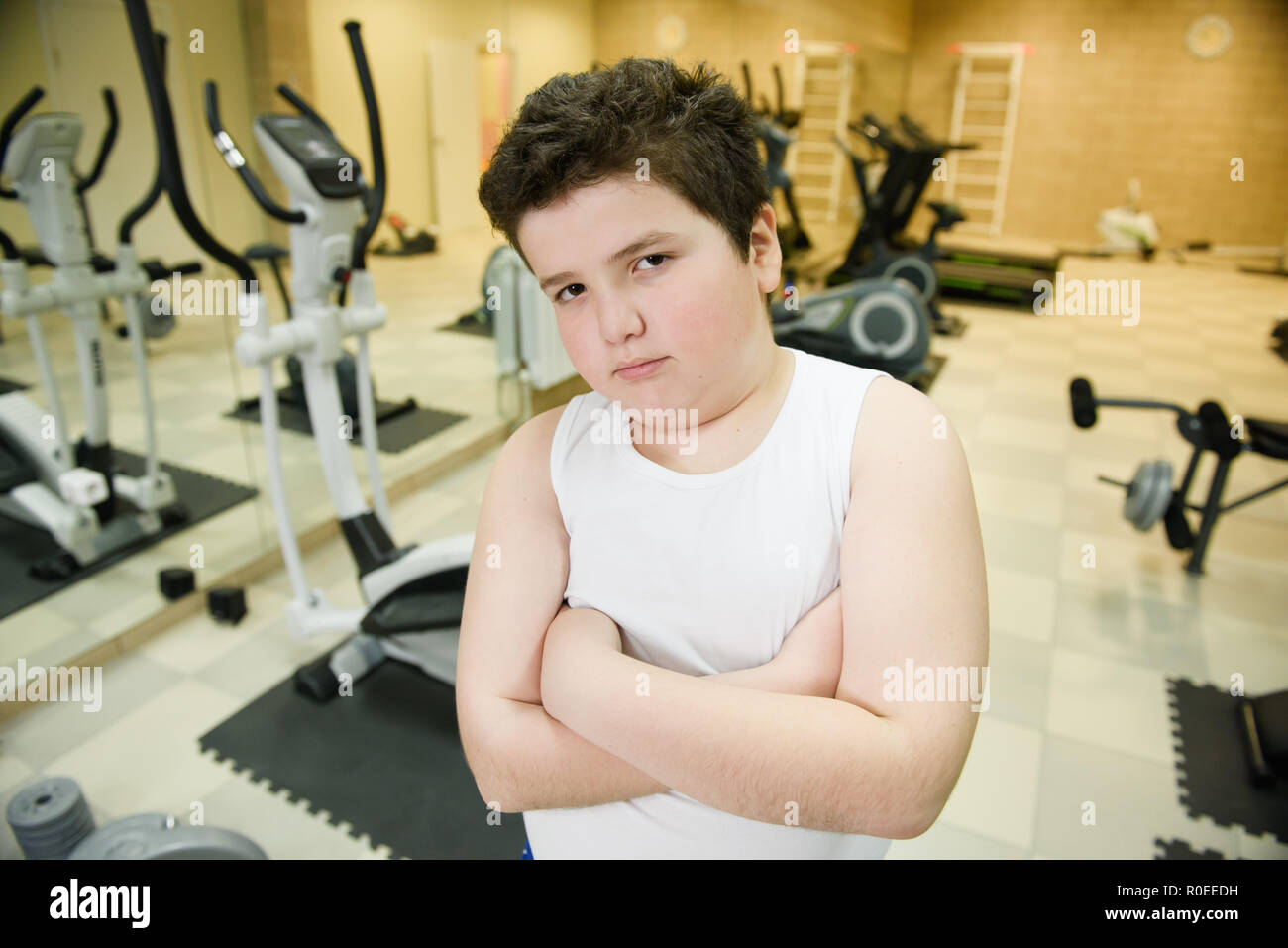 Schön Fett dick kaukasischen Jungen im weißen Hemd Sport Fitnessraum Gewicht-Verlust-Konzept Stockfoto