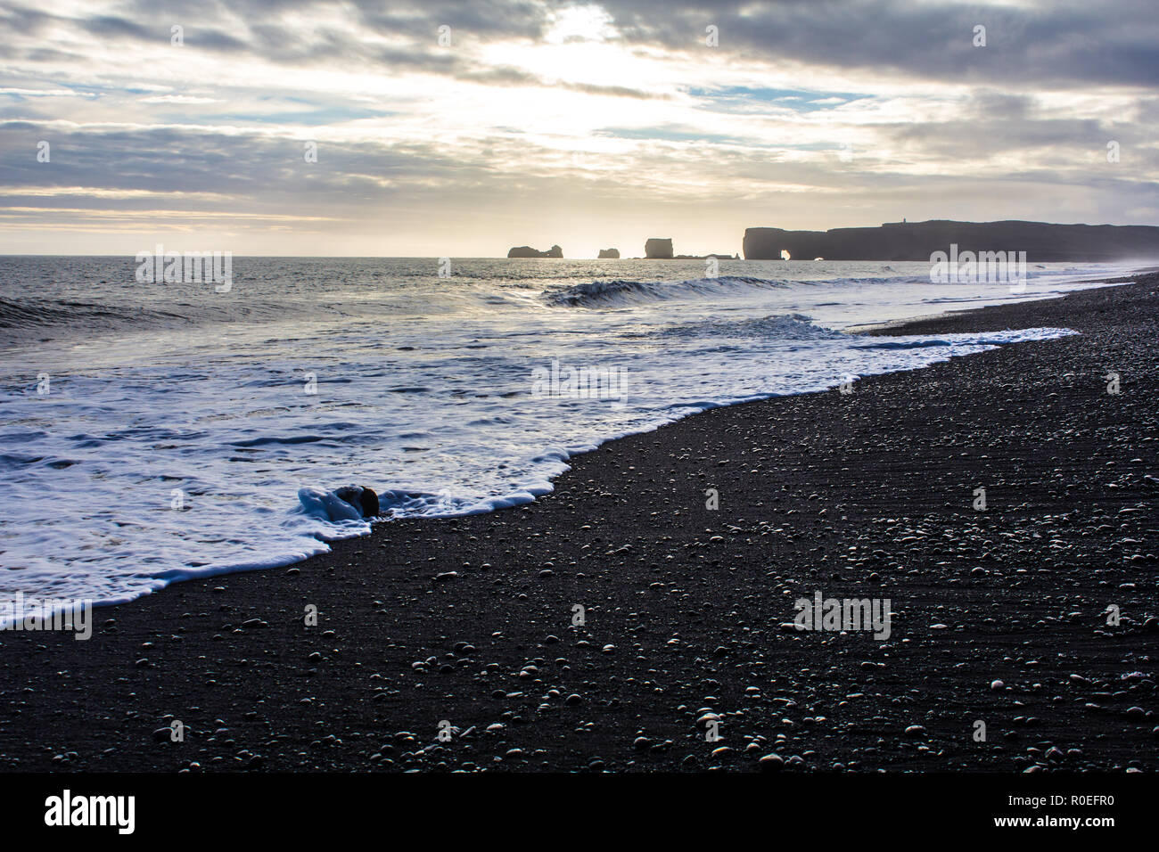 Dyrhólaey Felsformationen, Strand Reynisfjara bei Sonnenuntergang in der Nähe von Vik, Island Stockfoto