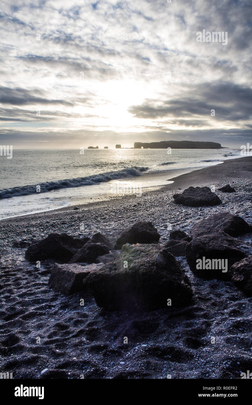 Dyrhólaey Felsformationen, Strand Reynisfjara bei Sonnenuntergang in der Nähe von Vik, Island Stockfoto