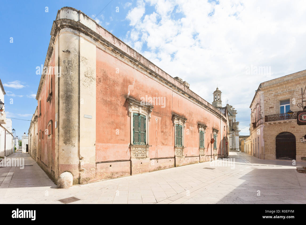 Presicce, Apulien, Italien - 29. MAI 2017 - Eine alte industrielle Gebäude in der Altstadt verlassen Stockfoto