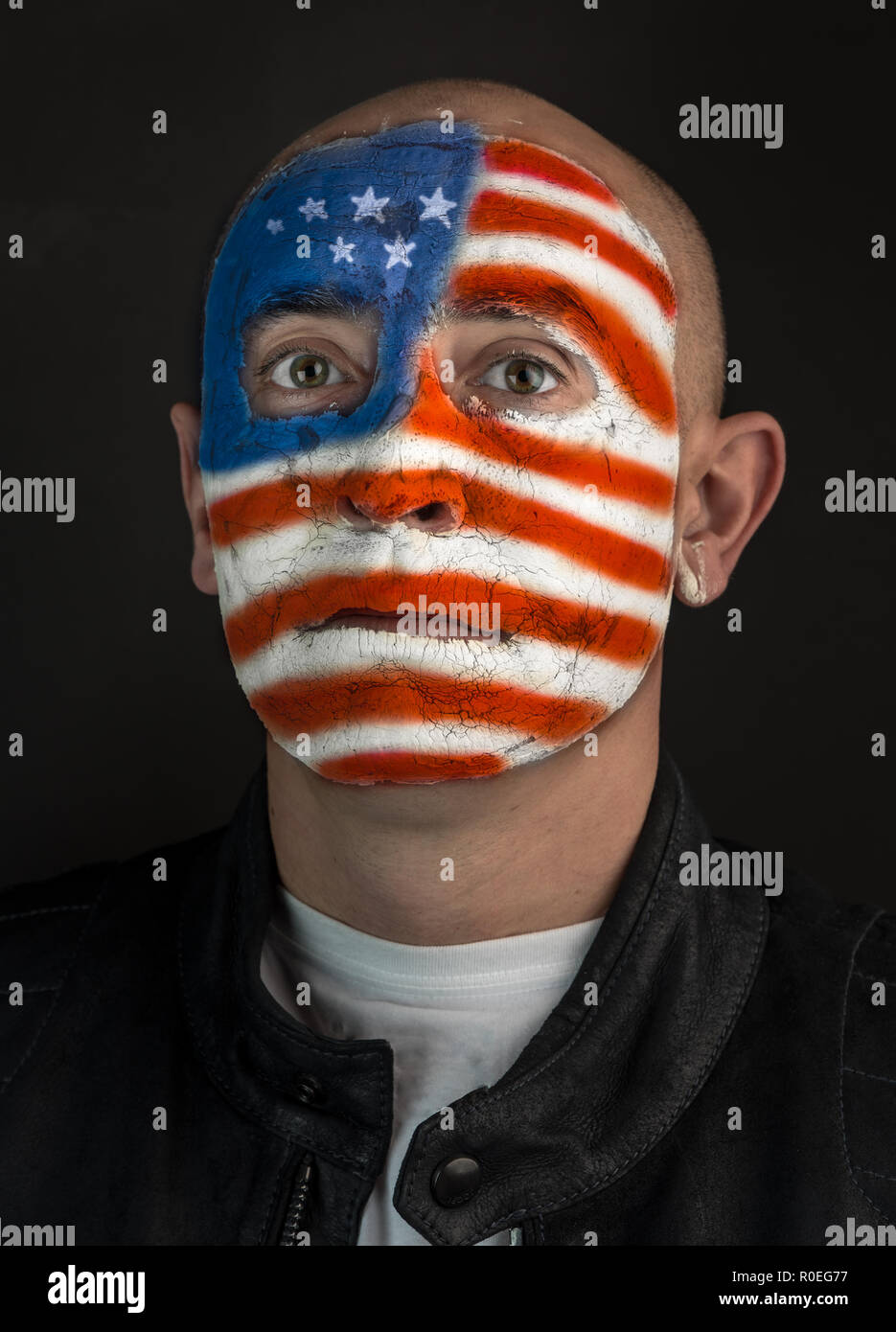 Patriotische, eine amerikanische Flagge auf dem Gesicht eines Mannes Stockfoto