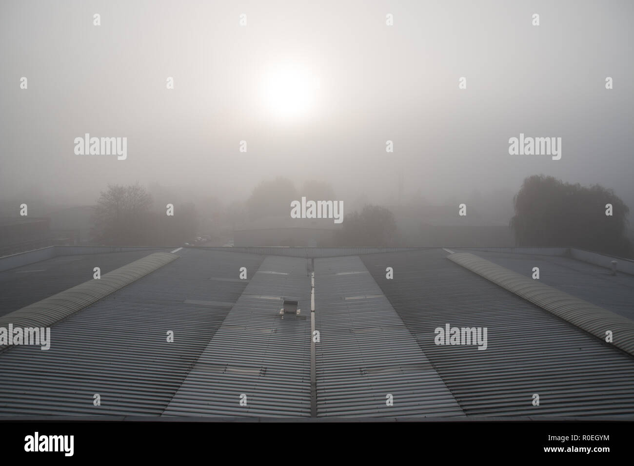 Bewölkte Sonne, nebeliger Tag, Nebel, Nebel Stockfoto