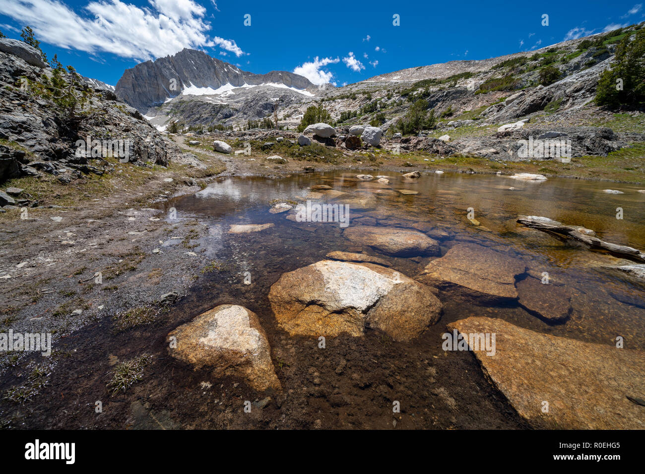 Flachen Teich entlang der 20 Seen Wanderweg in Kalifornien östlichen Berge der Sierra Nevada, großem Betrachtungswinkel Stockfoto