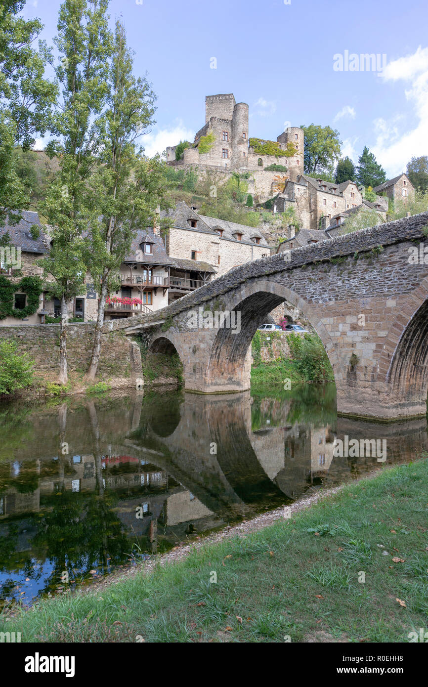 Belcastel ist ein ehemaliger Etappe auf dem Pilgerweg nach Santiago de Compostela, von den Ufern des Flusses Averyron Stockfoto
