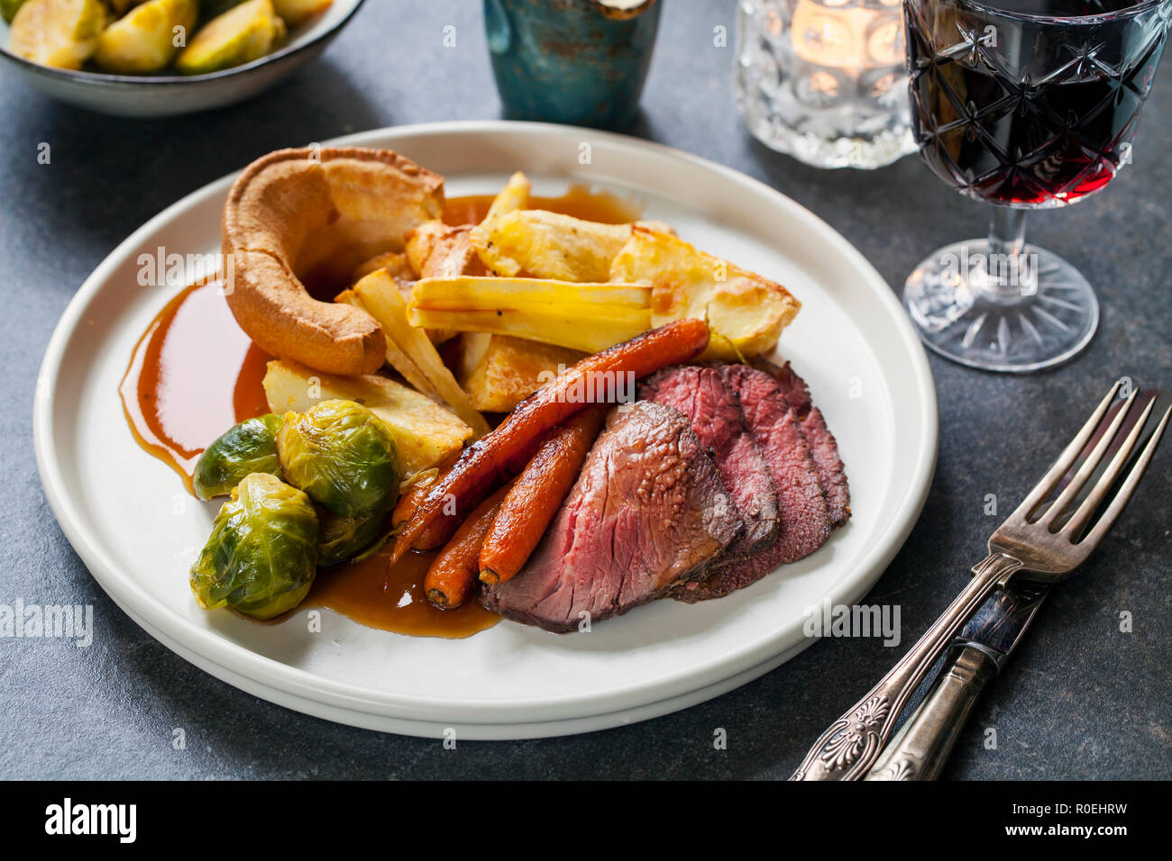 Roast Dinner mit Rindfleisch, Möhren, Rosenkohl und Yorkshire Pudding Stockfoto