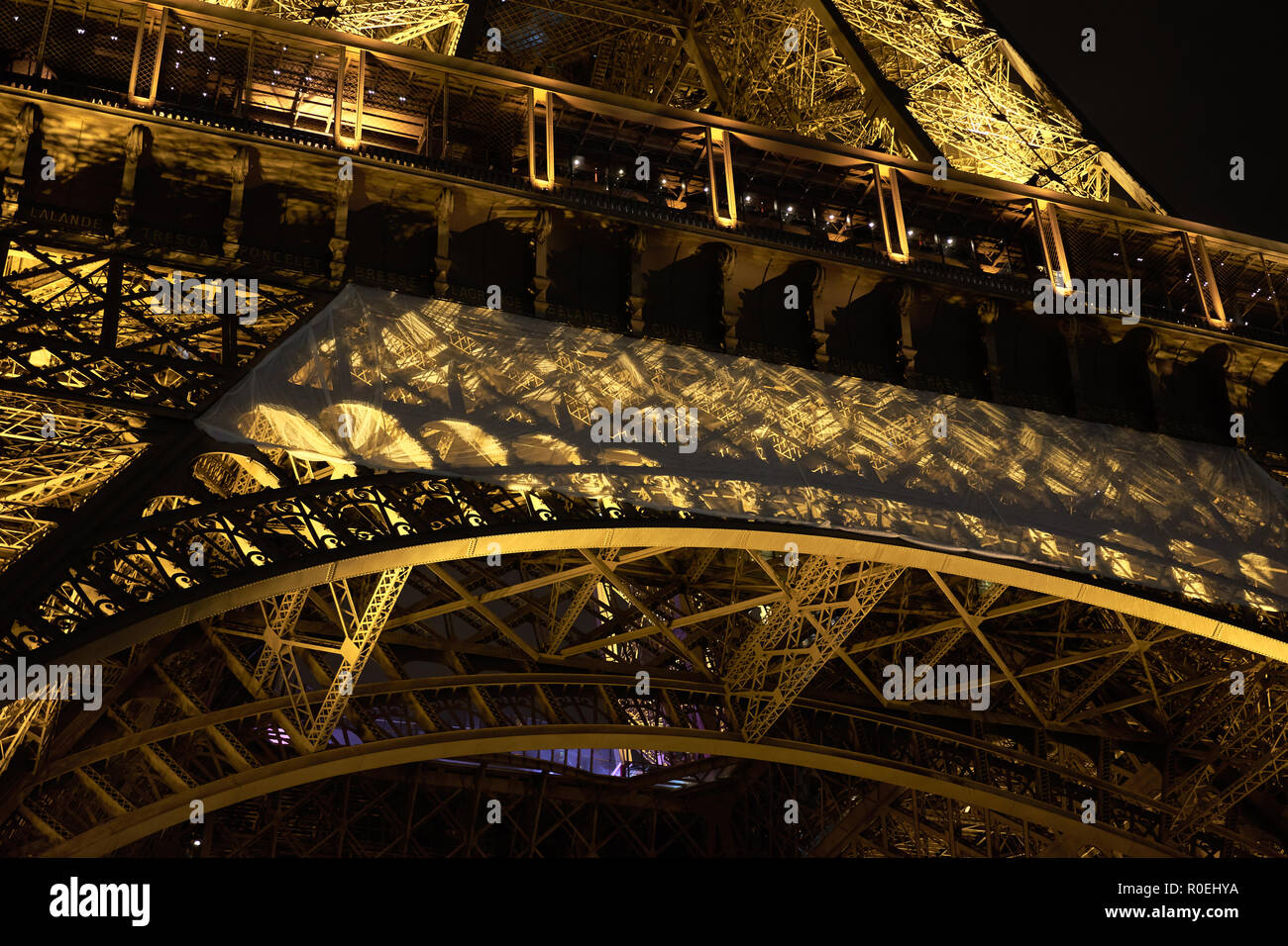 Metallische Struktur der Eiffelturm bei Nacht, von unten, Paris Stockfoto