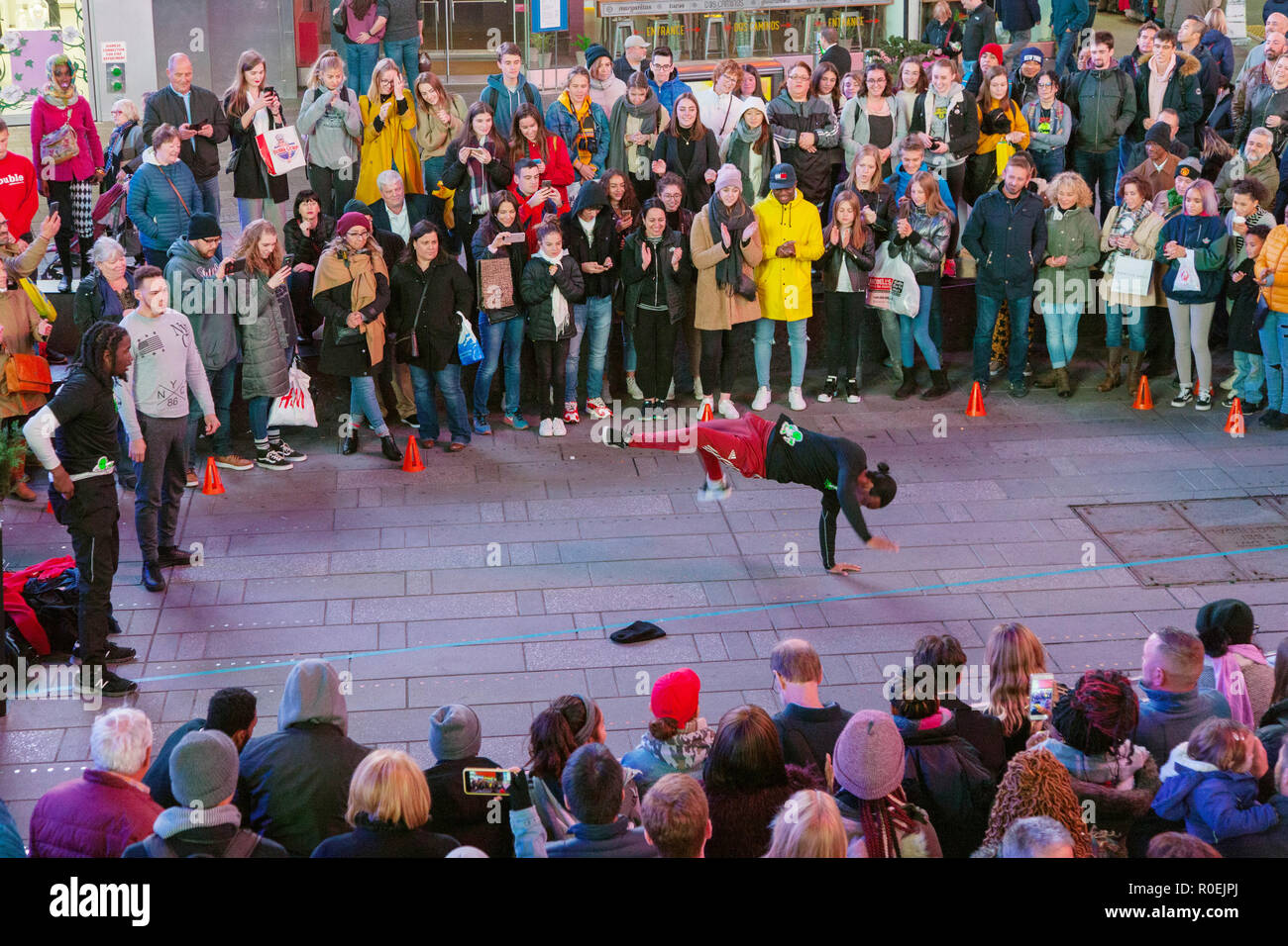 Breakdancer am Time Square, New York City, Vereinigte Staaten von Amerika. Stockfoto