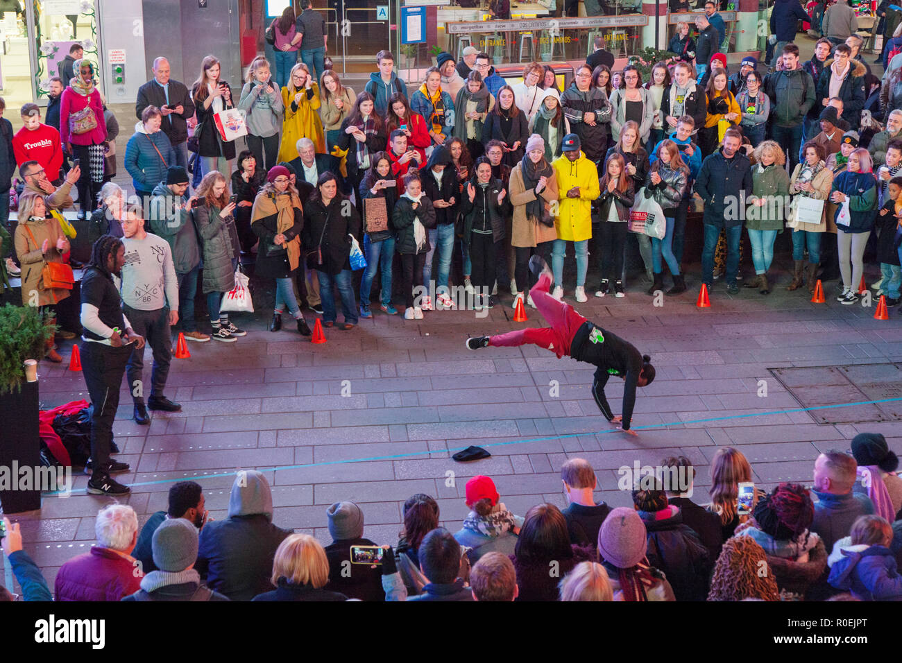 Breakdancer am Time Square, New York City, Vereinigte Staaten von Amerika. Stockfoto