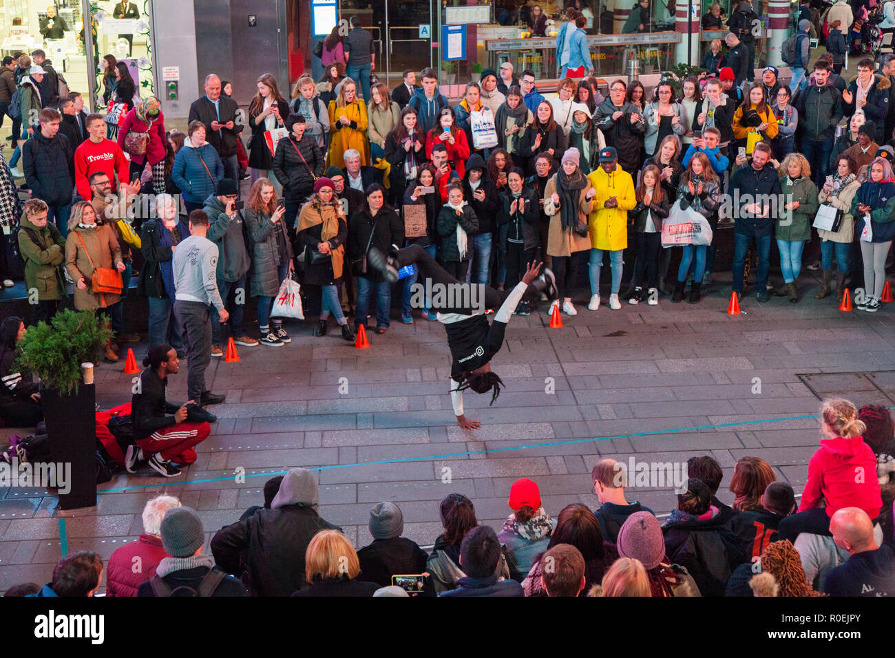 Breakdancer am Time Square, New York City, Vereinigte Staaten von Amerika. Stockfoto