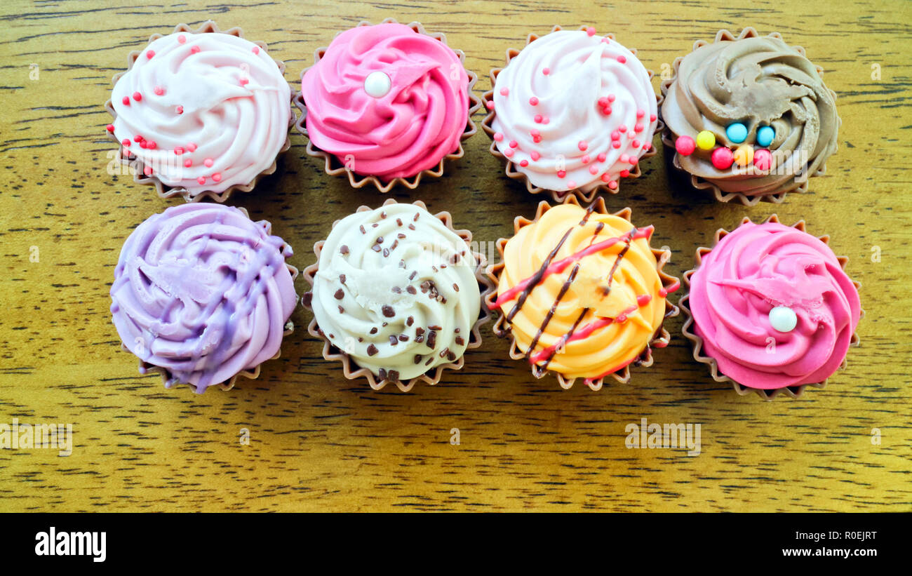 Blick von oben auf die Reihen von bunten leckere Cupcakes Stockfoto