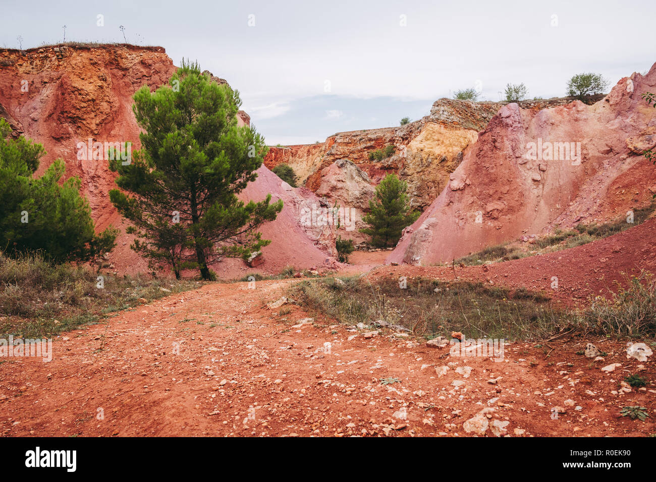 Die alten Bauxit rote Böden Steinbruch Höhle in Spinazzola, Region Apulien Stockfoto