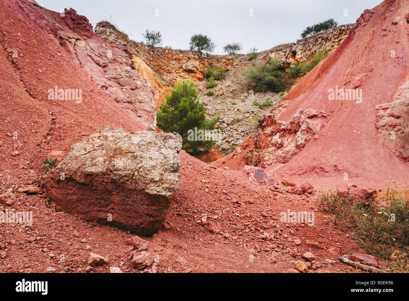 Die alten Bauxit rote Böden Steinbruch Höhle in Spinazzola, Region Apulien Stockfoto