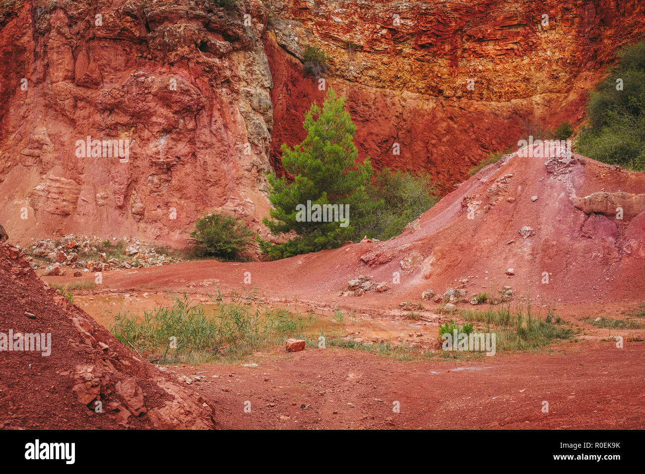 Die alten Bauxit rote Böden Steinbruch Höhle in Spinazzola, Region Apulien Stockfoto