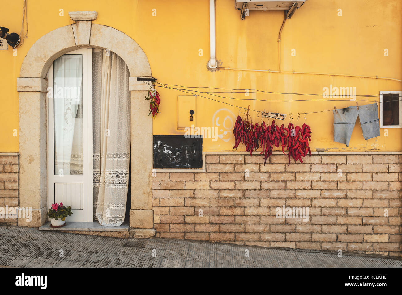 Peperoni cruschi, Sonne getrocknete rote Chilischoten in Spinazzola, Apulien Stockfoto