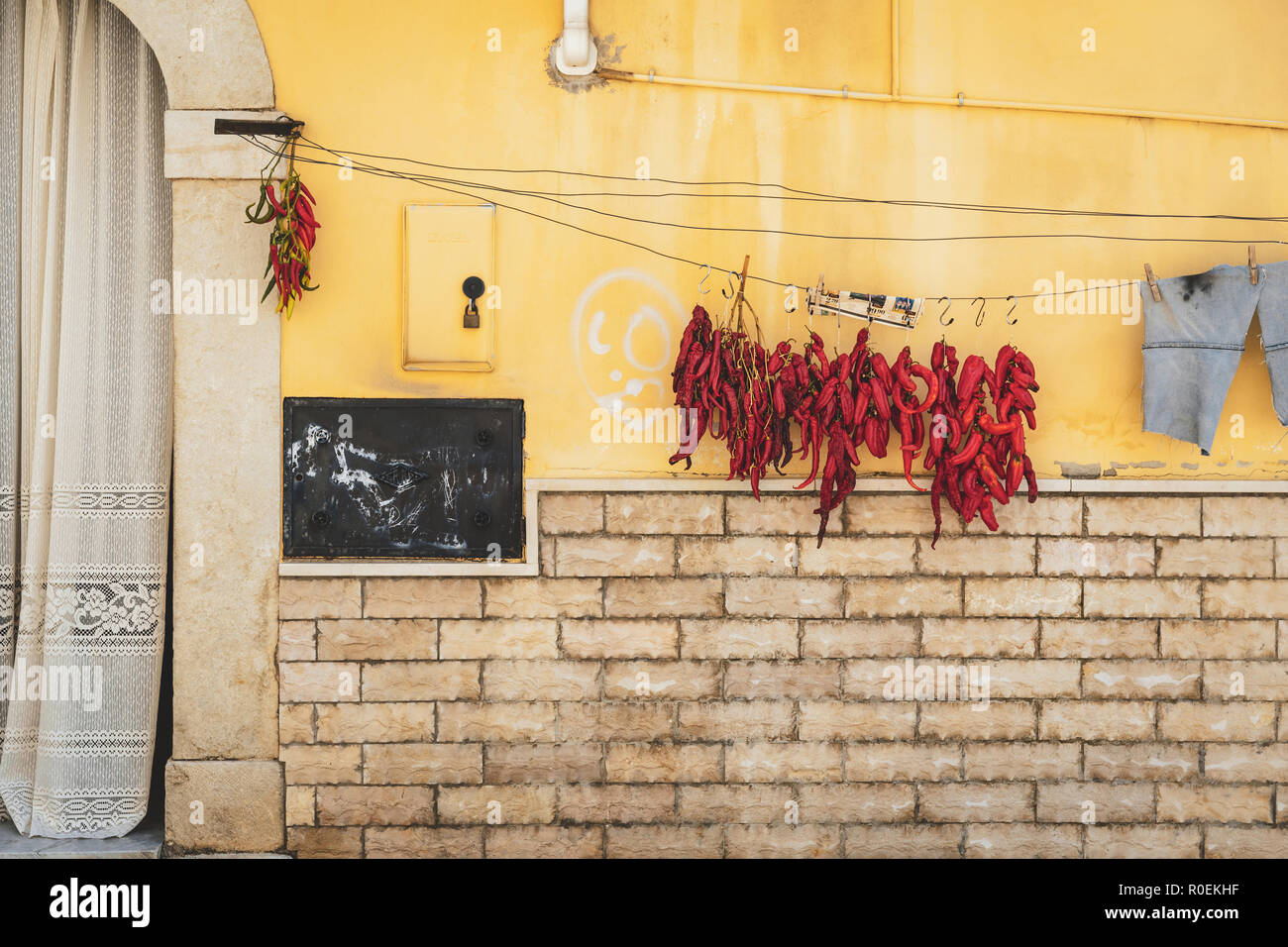 Peperoni cruschi, Sonne getrocknete rote Chilischoten in Spinazzola, Apulien Stockfoto