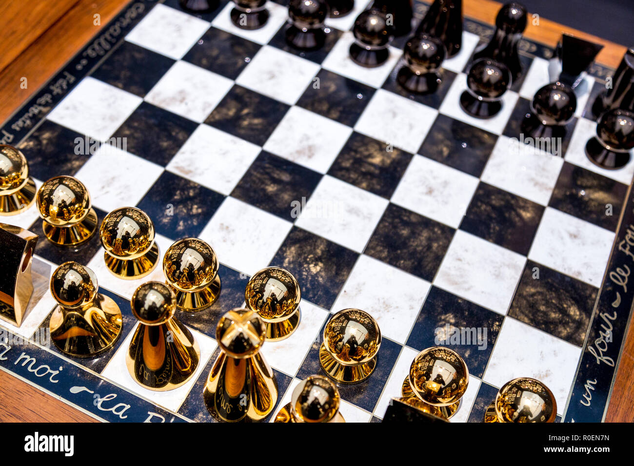 Man Ray Schach mit metallischem gold und Graphit Bauern auf der Frieze Meister 2018, London, Grossbritannien Stockfoto