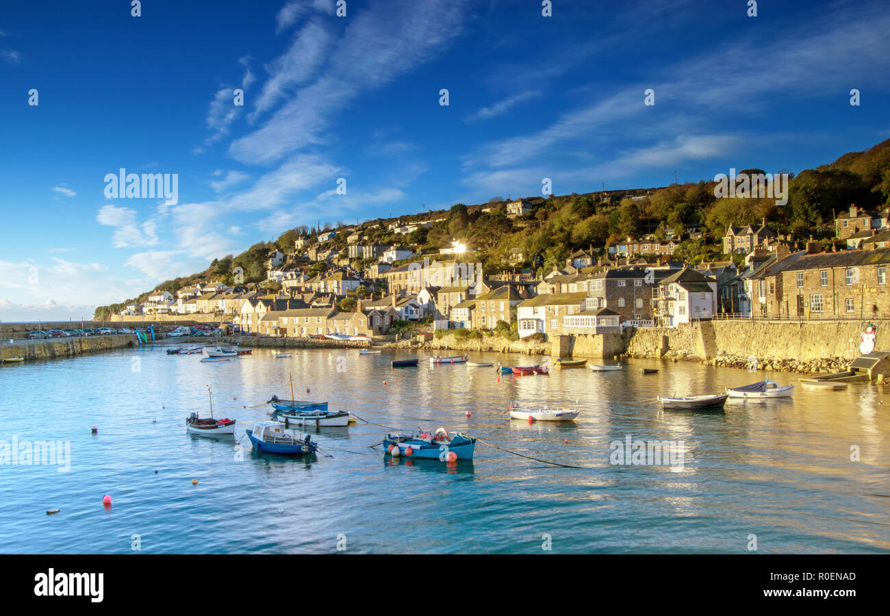 Mousehole Harbour bei Sonnenaufgang, Cornwall, Großbritannien Stockfoto