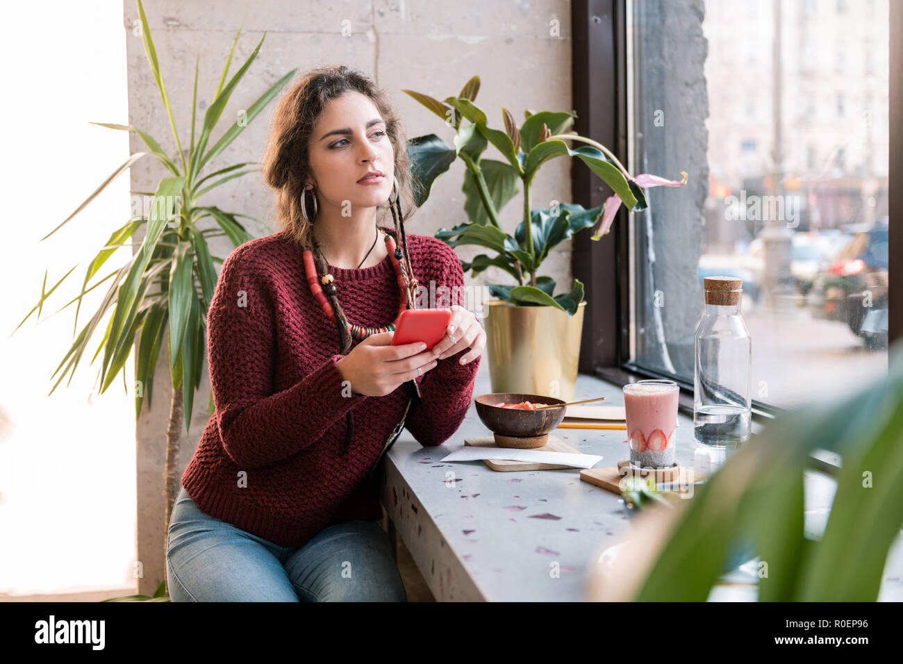 Schöne Freiberufler dunklen roten Pullover und Halskette mit Mittagessen Stockfoto