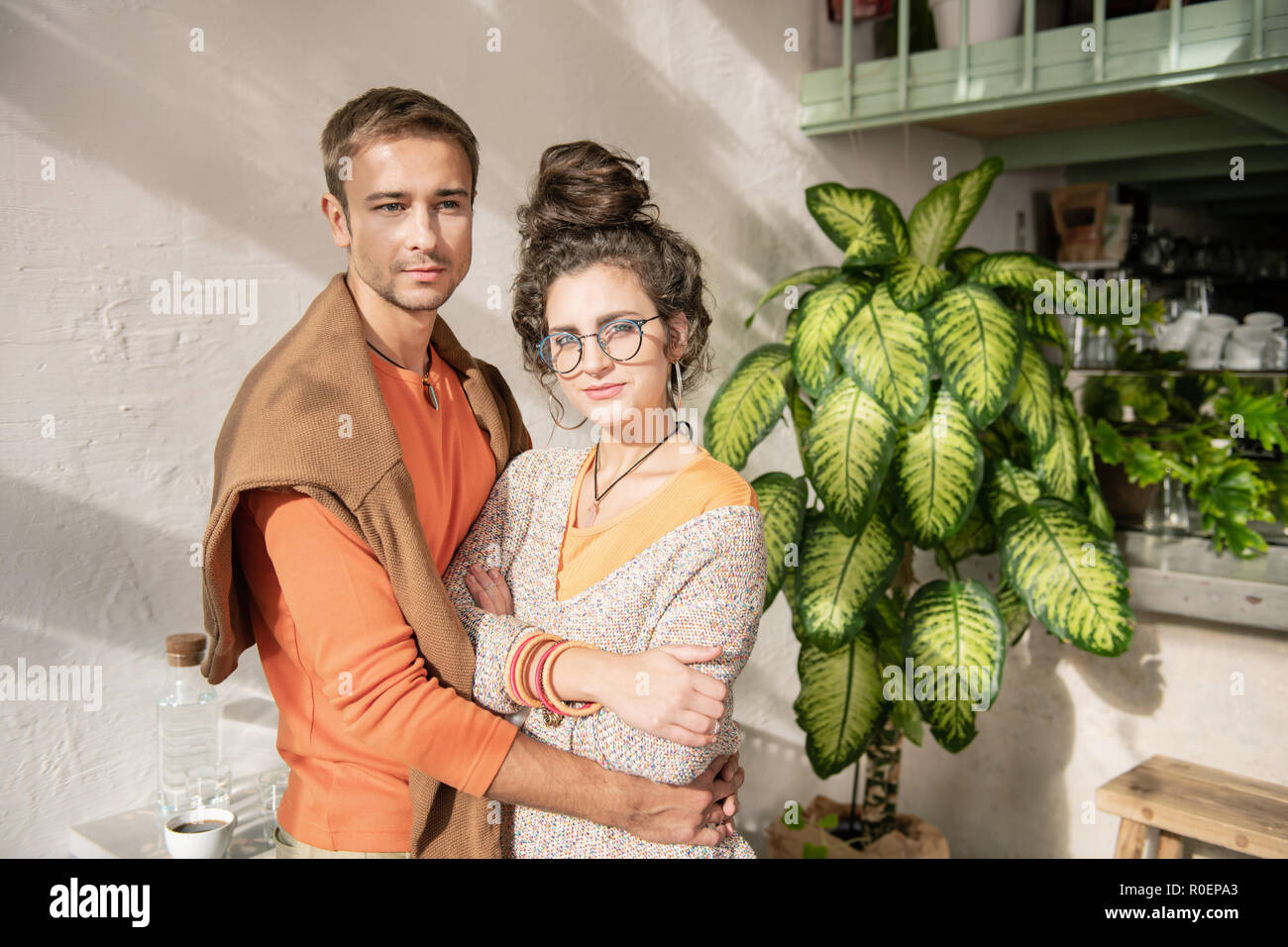 Stilvolle erfolgreiche Paar in der Nähe von dekorativen Pflanze in ihrem eigenen Cafe Stockfoto