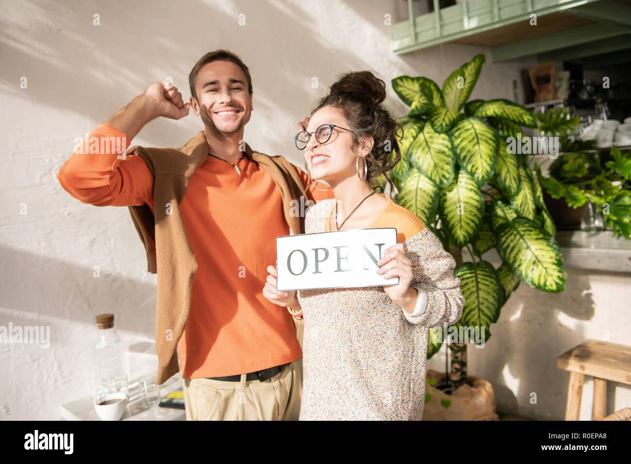 Mann, Orange Pullover Gefühl glücklich nach dem Öffnen Restaurant Stockfoto