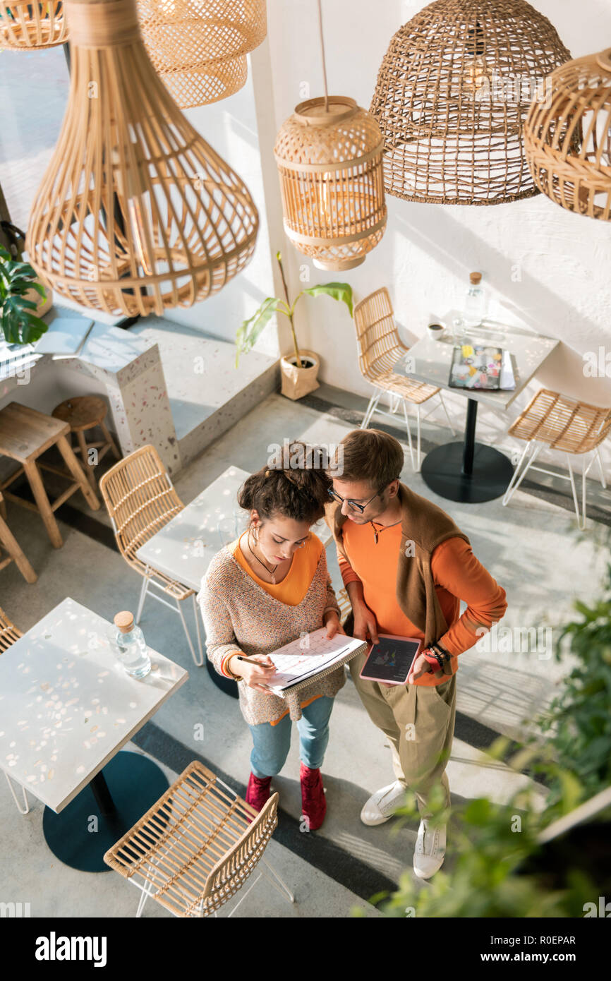 Paar junge vielversprechende Unternehmer zusammen arbeiten Stockfoto