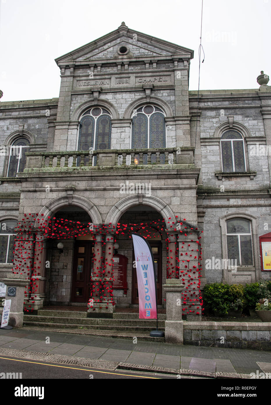 Helston, Cornwall, UK. 4. November 2018. Der Diebstahl eines Poppy appeal Sammlung Zinn aus einer Kirche in Cornwall hat Ärger unter den Gemeindemitgliedern ausgelöst. Helston schmückt die Stadt und Kirchen für Mohn Tag nur für jemanden zu Stahl das Zinn Credit: Kathleen weiß/Alamy leben Nachrichten Stockfoto