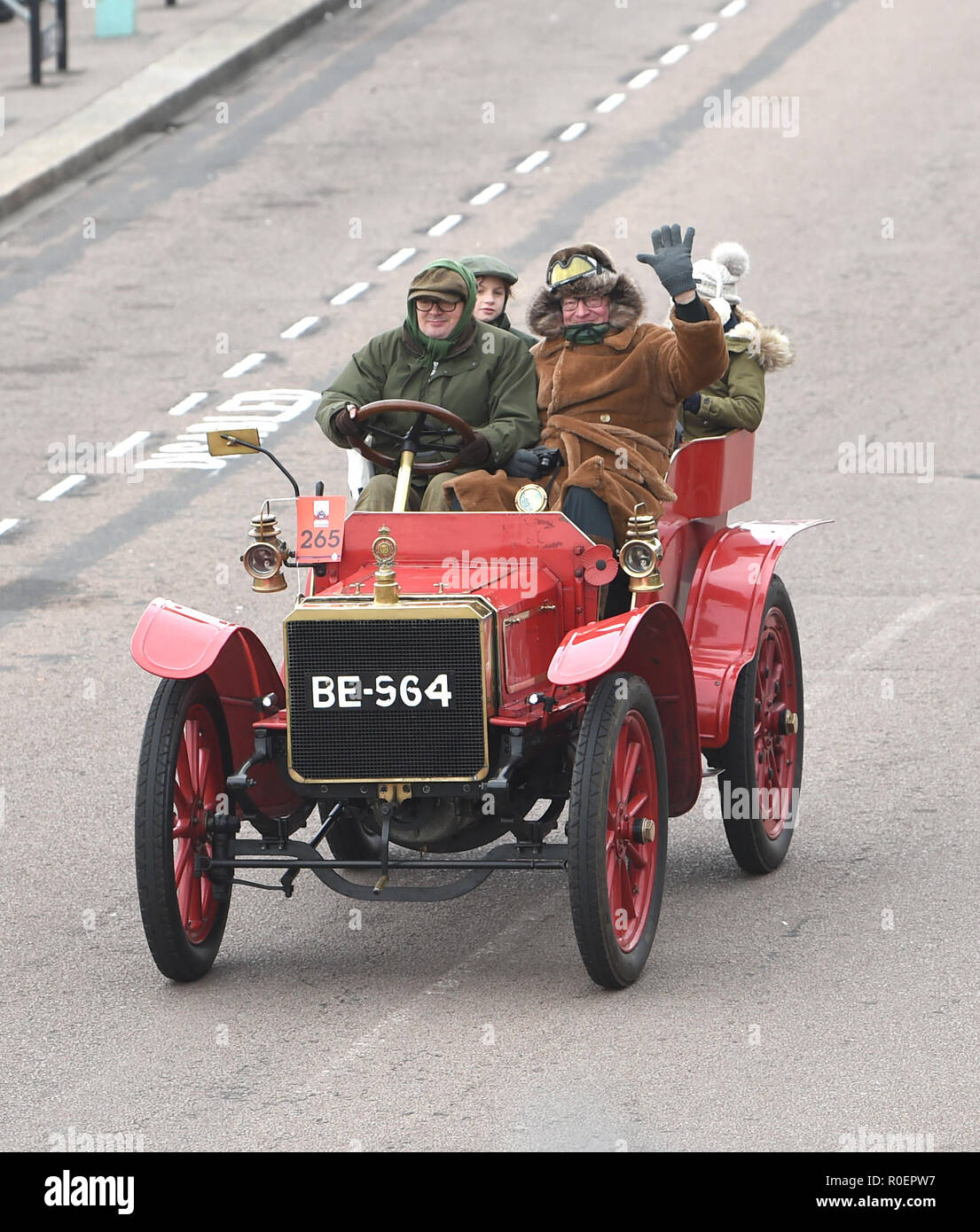 Brighton, Großbritannien - 4 November 2018 Viscount Randal Dunluce in einem 1903 Martini an der Ziellinie in der jährlichen Bonhams London nach Brighton Veteran Car Run unterstützt von Hiscox. Der Lauf der in Hyde Park London beginnt und endet in Madeira Drive auf Brighton Seafront ist offen für vierrädrige Autos, Tri-Autos und dreirädrige Kraftfahrzeuge hergestellt, die vor dem 1. Januar 1905: Simon Dack/Alamy leben Nachrichten Stockfoto