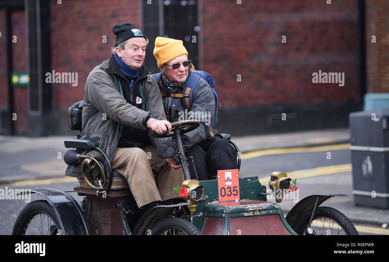 Brighton, Großbritannien - 4 November 2018 Mike Sewell fahren Ein 1900 Clement das Ziel in der jährlichen Bonhams London nähert sich nach Brighton Veteran Car Run unterstützt von Hiscox. Der Lauf der in Hyde Park London beginnt und endet in Madeira Drive auf Brighton Seafront ist offen für vierrädrige Autos, Tri-Autos und dreirädrige Kraftfahrzeuge hergestellt, die vor dem 1. Januar 1905: Simon Dack/Alamy leben Nachrichten Stockfoto