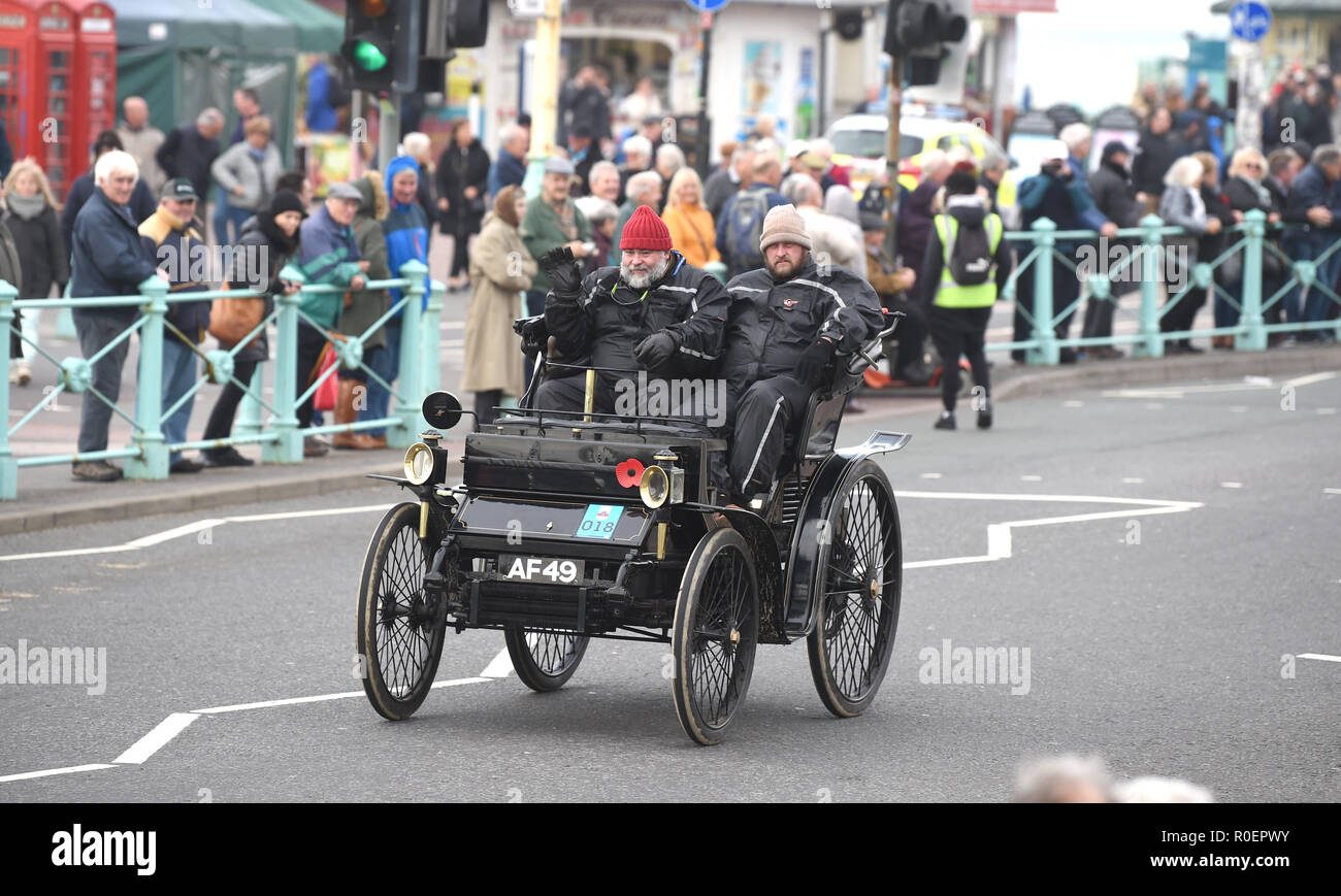 Brighton UK 4. November 2018 - Eine 1898 Peugeot im Besitz von Christopher Loder nähert sich dem Ende in die jährlichen Bonhams London nach Brighton Veteran Car Run unterstützt von Hiscox. Der Lauf der in Hyde Park London beginnt und endet in Madeira Drive auf Brighton Seafront ist offen für vierrädrige Autos, Tri-Autos und dreirädrige Kraftfahrzeuge hergestellt, die vor dem 1. Januar 1905: Simon Dack/Alamy leben Nachrichten Stockfoto