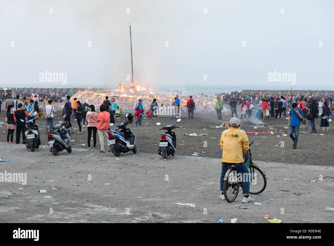 Donggang, Taiwan, 04.11.2018: Lokale Bewohner sammeln die Reste des Königs Boot in Donggang, Taiwan zu beobachten. Während der dreijahreskonferenz Brennen des Königs Boat Festival, die Götter sind auf die Erde eingeladen, für eine Woche gefeiert und um Hilfe gebeten, um die Gemeinschaft von Unglück und Krankheit für die kommenden drei Jahre, bevor Sie wieder in die pre gesendet werden - Dämmerung Boot brennen. Credit: Perry Svensson/Alamy leben Nachrichten Stockfoto