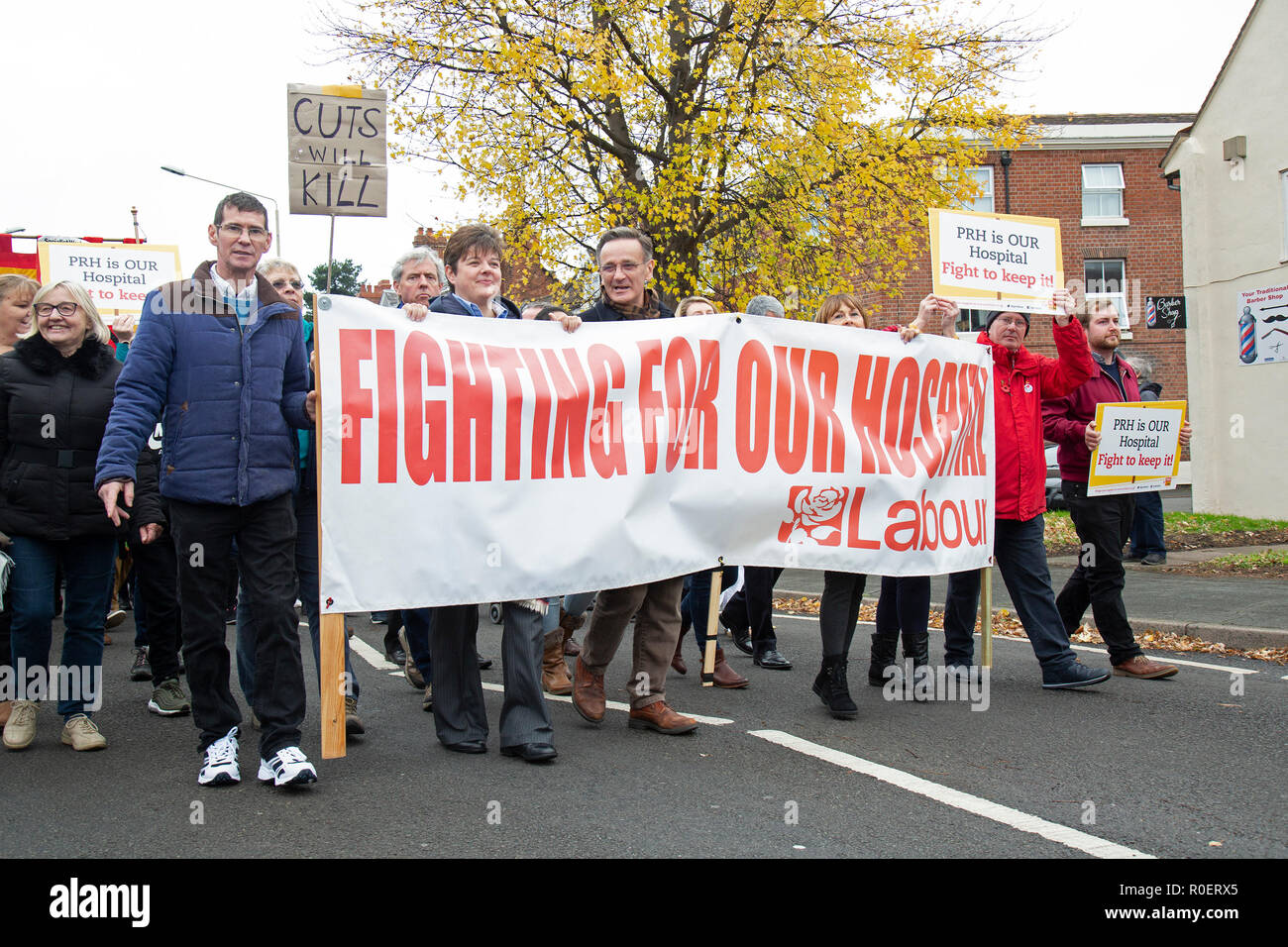 Telford, Shropshire, UK. 4. November 2018. Über 2.000 Menschen an einer demonstartion in Wellington, Telford, Shropshire, gegen die nächtliche Schließung des A&E-Abteilung in Telford Princess Royal Hospital zu protestieren. Union boses sagen, dieses Leben in Gefahr bringt. Bild: Rob Carter/Alamy leben Nachrichten Stockfoto