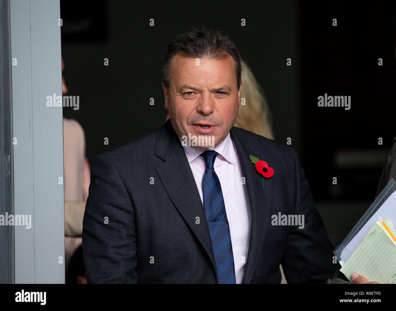 London, Großbritannien. 4. Nov 2018. Contraversial Geschäftsmann, Arron Banken, verlässt den BBC-Studios nach Erscheinen auf "Die Andrew Marr Show'. Es wird behauptet, dass er das Europäische Parlament über Verbindungen zwischen seinen pro-Brexit Kampagne und seine Versicherungs- geschäft während des EU-Referendums in die Irre geführt haben. Hunderte von internen E-Mails, die von ehemaligen Angestellten von Eldon Versicherungs- und Rock Dienstleistungen durchgesickert, dass Versicherungen die Mitarbeiter der EU-Kampagne aus ihren Büros gearbeitet. Er bestreitet diese Behauptungen. Credit: Tommy London/Alamy leben Nachrichten Stockfoto