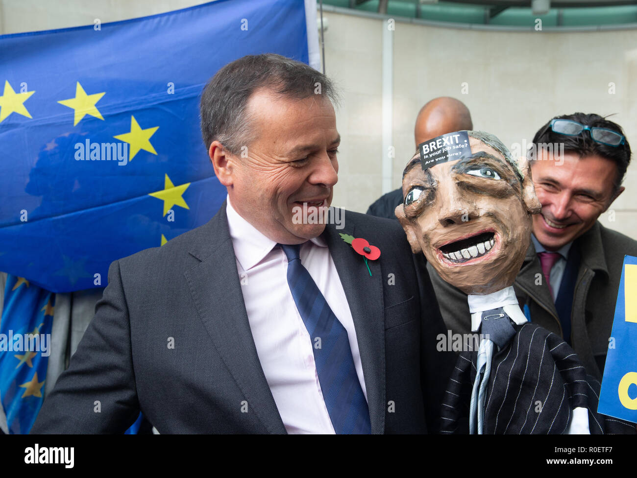 London, Großbritannien. 4. Nov 2018. Arron Banken stellt mit einem Nigel Farage Marionette. Contraversial Geschäftsmann, Arron Banken, verlässt den BBC-Studios nach Erscheinen auf "Die Andrew Marr Show'. Es wird behauptet, dass er das Europäische Parlament über Verbindungen zwischen seinen pro-Brexit Kampagne und seine Versicherungs- geschäft während des EU-Referendums in die Irre geführt haben. Hunderte von internen E-Mails, die von ehemaligen Angestellten von Eldon Versicherungs- und Rock Dienstleistungen durchgesickert, dass Versicherungen die Mitarbeiter der EU-Kampagne aus ihren Büros gearbeitet. Er bestreitet diese Behauptungen. Credit: Tommy London/Alamy leben Nachrichten Stockfoto