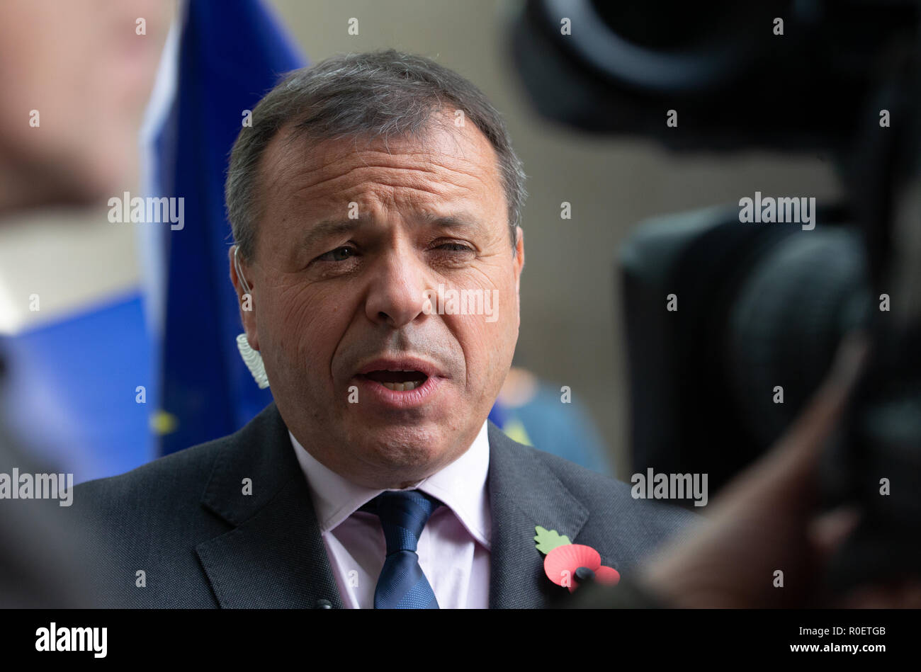 London, Großbritannien. 4. Nov 2018. Contraversial Geschäftsmann, Arron Banken, verlässt den BBC-Studios nach Erscheinen auf "Die Andrew Marr Show'. Es wird behauptet, dass er das Europäische Parlament über Verbindungen zwischen seinen pro-Brexit Kampagne und seine Versicherungs- geschäft während des EU-Referendums in die Irre geführt haben. Hunderte von internen E-Mails, die von ehemaligen Angestellten von Eldon Versicherungs- und Rock Dienstleistungen durchgesickert, dass Versicherungen die Mitarbeiter der EU-Kampagne aus ihren Büros gearbeitet. Er bestreitet diese Behauptungen. Credit: Tommy London/Alamy leben Nachrichten Stockfoto