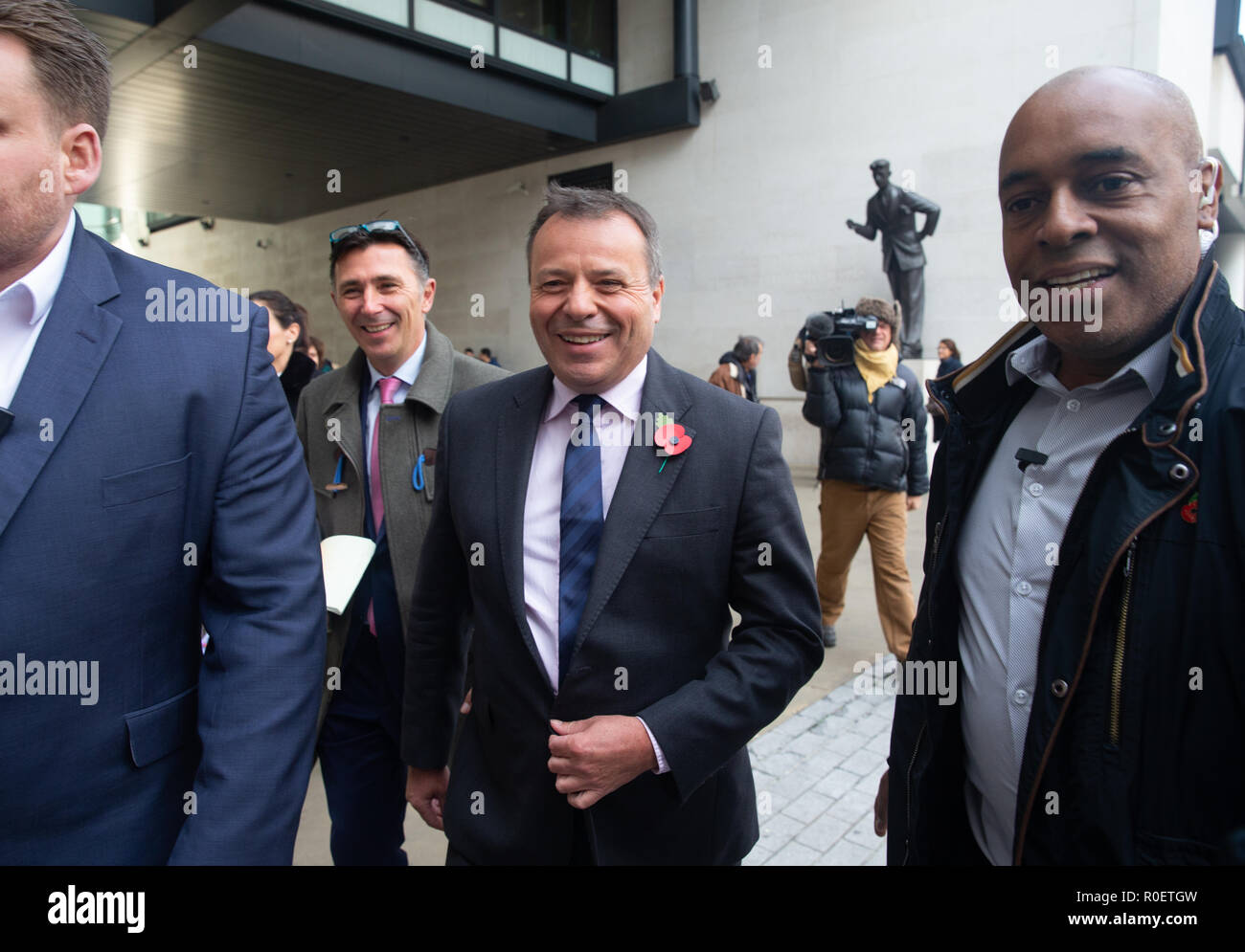 London, Großbritannien. 4. Nov 2018. Contraversial Geschäftsmann, Arron Banken, verlässt den BBC-Studios nach Erscheinen auf "Die Andrew Marr Show'. Es wird behauptet, dass er das Europäische Parlament über Verbindungen zwischen seinen pro-Brexit Kampagne und seine Versicherungs- geschäft während des EU-Referendums in die Irre geführt haben. Hunderte von internen E-Mails, die von ehemaligen Angestellten von Eldon Versicherungs- und Rock Dienstleistungen durchgesickert, dass Versicherungen die Mitarbeiter der EU-Kampagne aus ihren Büros gearbeitet. Er bestreitet diese Behauptungen. Credit: Tommy London/Alamy leben Nachrichten Stockfoto