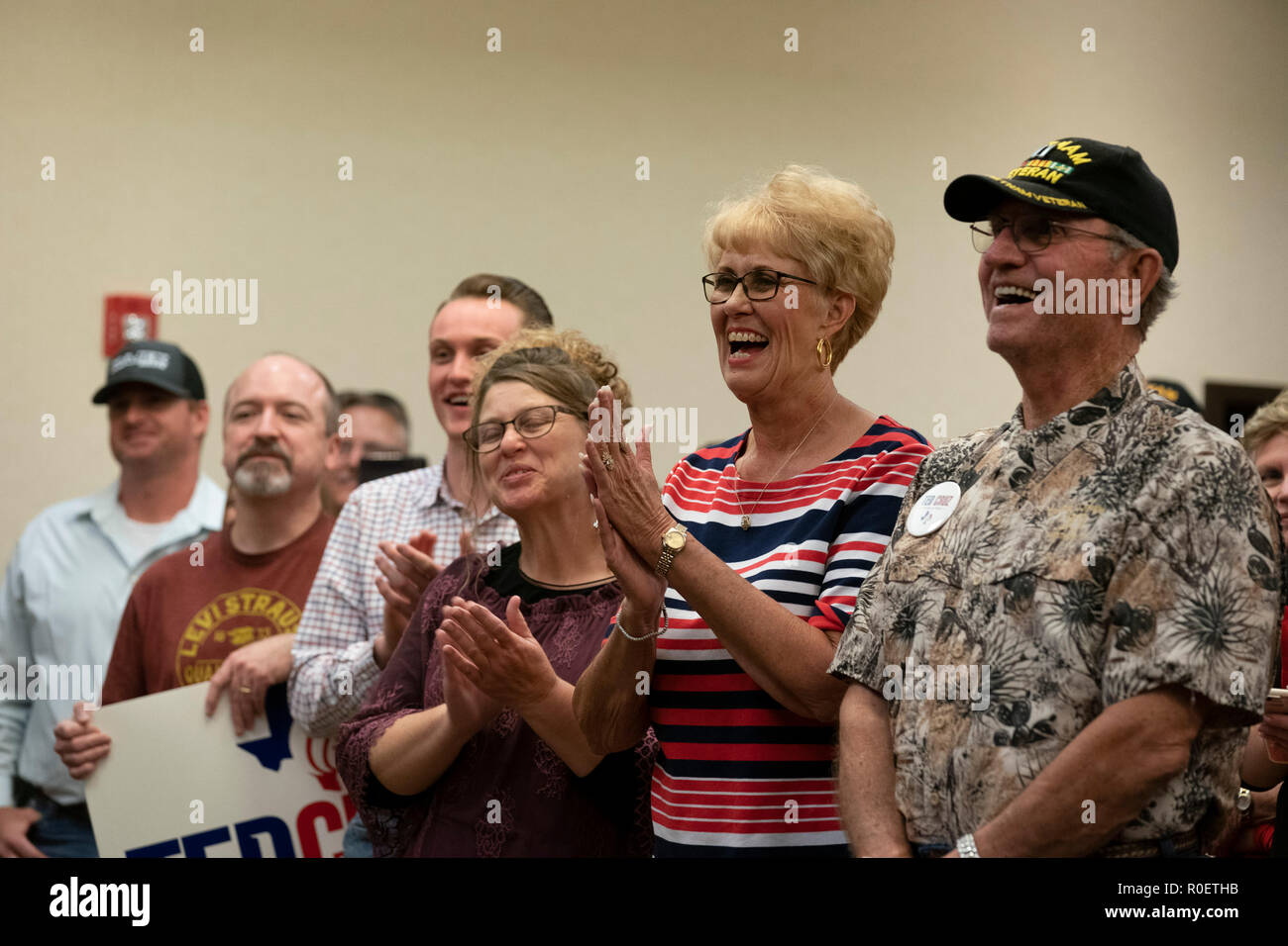 Die Befürworter der US-Senator Ted Cruz, ein Republikaner aus Texas, Klatschen während einer Cruz Kundgebung am letzten Wochenende vor der midterm Wahl. Cruz befindet sich in einem geheizten Schlacht mit Demokrat Beto O'Rourke gesperrt Stockfoto