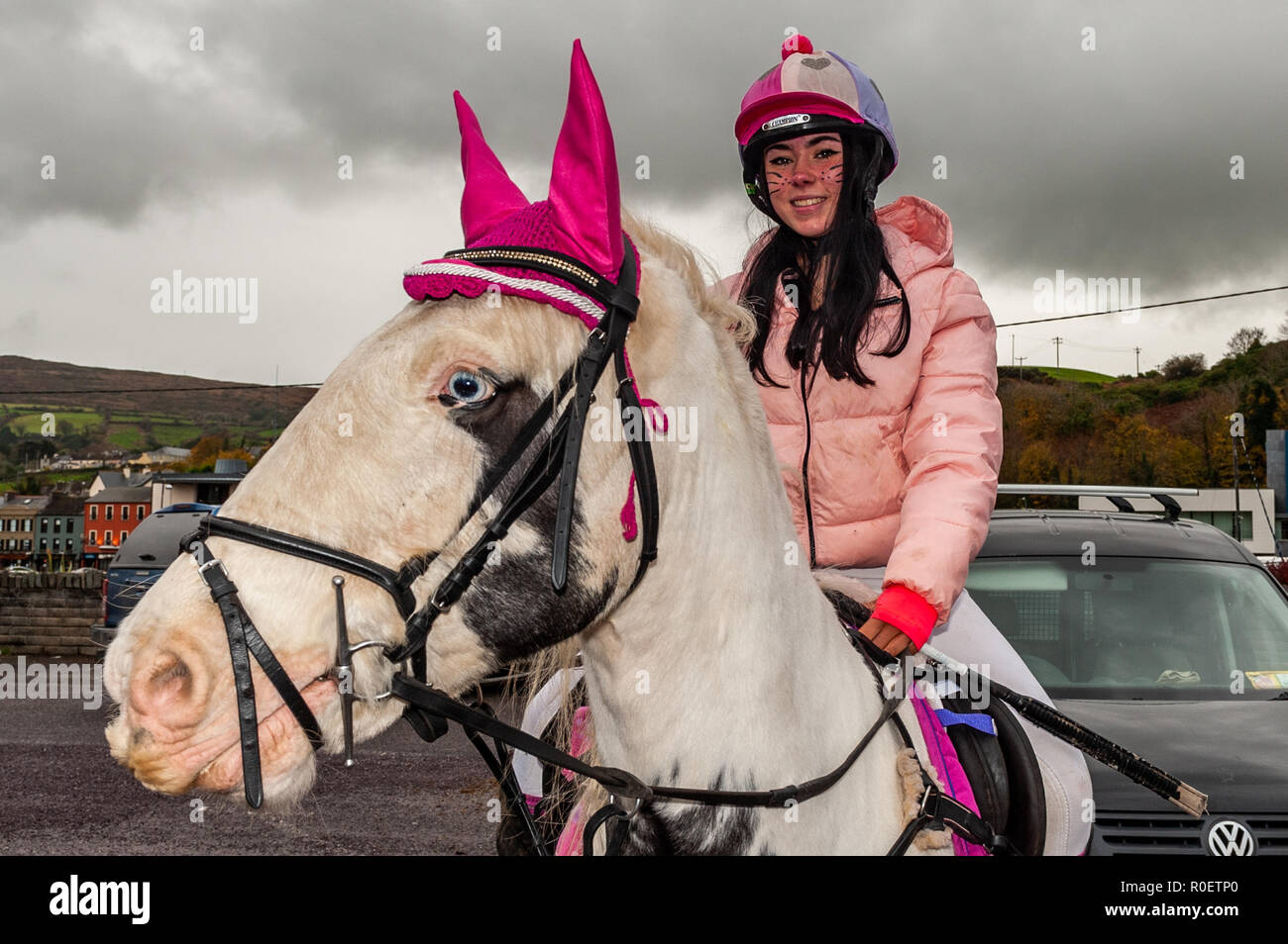 Bantry, West Cork, Irland. 4 Nov, 2018. Bantry Fancy Dress Cheval fand heute zugunsten der Chloe Keane Rehabilitation zu finanzieren. Vorbereitung für den Start von Cheval gekleidet, wie die Grinsekatze aus Alice im Wunderland ist Lucy Murphy von Kealkill reiten von HADY'. Credit: Andy Gibson/Alamy Leben Nachrichten. Stockfoto