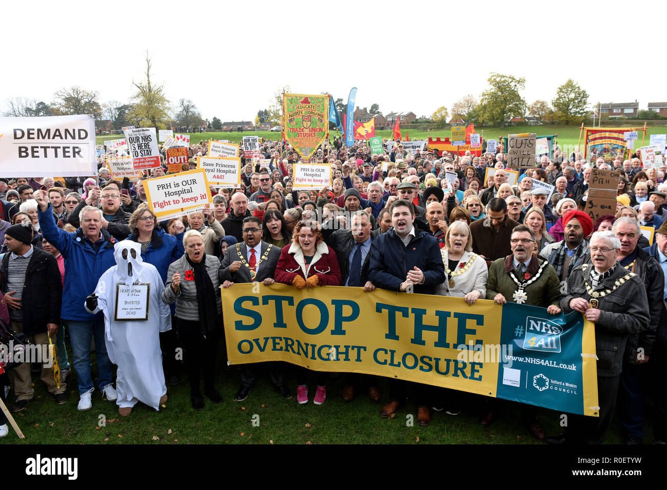 Shropshire, Großbritannien. 4. Nov 2018. Tausende von Menschen gegen die geplante Schließung der Princess Royal Hospital Unfall & Notaufnahme in Telford Credit protestieren: David Bagnall/Alamy leben Nachrichten Stockfoto