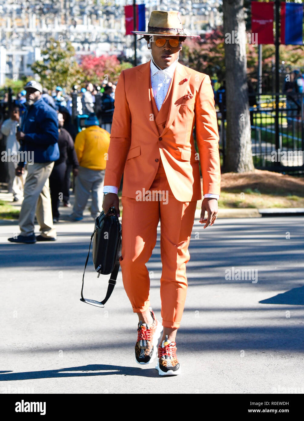 Charlotte, North Carolina, USA. 4 Nov, 2018. Carolina Panthers quarterback CAM NEWTON (1) Ankunft in der Bank von Amerika Stadium Sonntag Morgen vor der Tampa Bay Buccaneers vs Carolina Panthers football Spiel. Credit: Ed Clemente/ZUMA Draht/Alamy leben Nachrichten Stockfoto