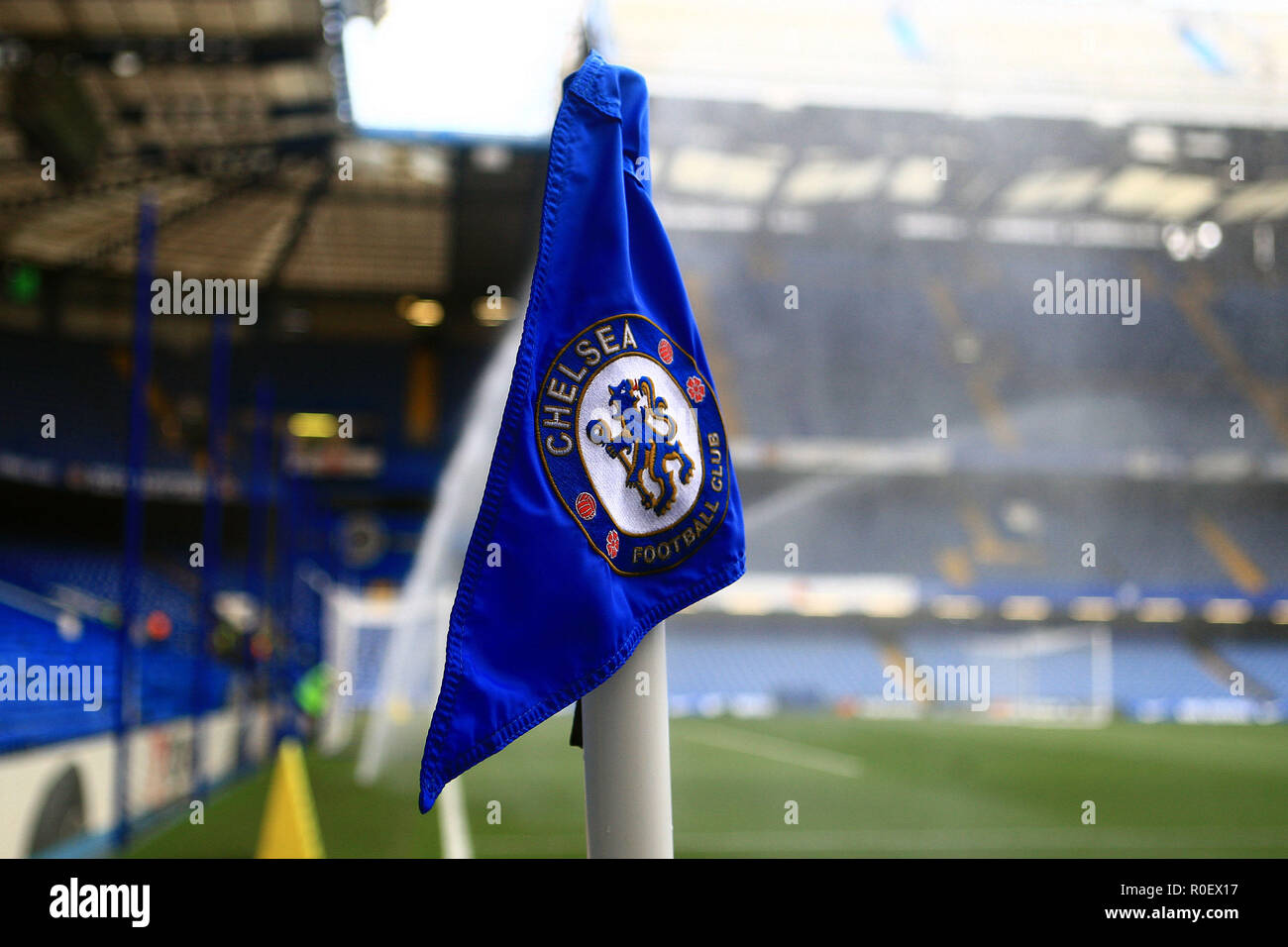 London, Großbritannien. 4. Nov 2018. London, Großbritannien. 4. Nov 2018. London, Großbritannien. 4. Nov 2018. Eine allgemeine Ansicht einer Fahne an der Stamford Bridge vor dem heutigen Spiel. Premier League match, Chelsea v Crystal Palace an der Stamford Bridge in London am Sonntag, den 4. November 2018. Dieses Bild dürfen nur für redaktionelle Zwecke verwendet werden. Nur die redaktionelle Nutzung, eine Lizenz für die gewerbliche Nutzung erforderlich. Keine Verwendung in Wetten, Spiele oder einer einzelnen Verein/Liga/player Publikationen. pic von Steffan Bowen/Andrew Orchard sport Fotografie/Alamy Live news Credit: Andrew Orchard sport Fotografie/Alamy leben Nachrichten Stockfoto