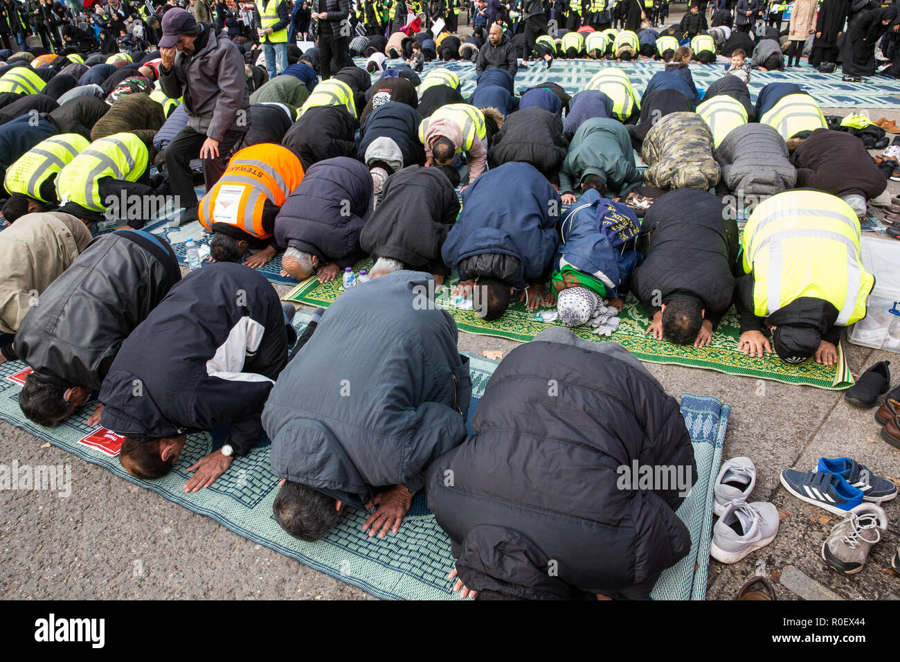 London, Großbritannien. 4. November 2018. Schiitische Muslime beten vor dem 38. Arbaeen Prozession. Es wird jedes Jahr mit einer Pilgerfahrt nach Kerbala im Irak, die größte jährliche Zusammenkunft von Menschen überall auf der Erde, die das Martyrium des Imam Hussein ibn Ali, der Enkel des heiligen Propheten Muhammed, der in der Schlacht von Kerbela im AD 680 getötet wurde, übereinstimmen. Credit: Mark Kerrison/Alamy leben Nachrichten Stockfoto